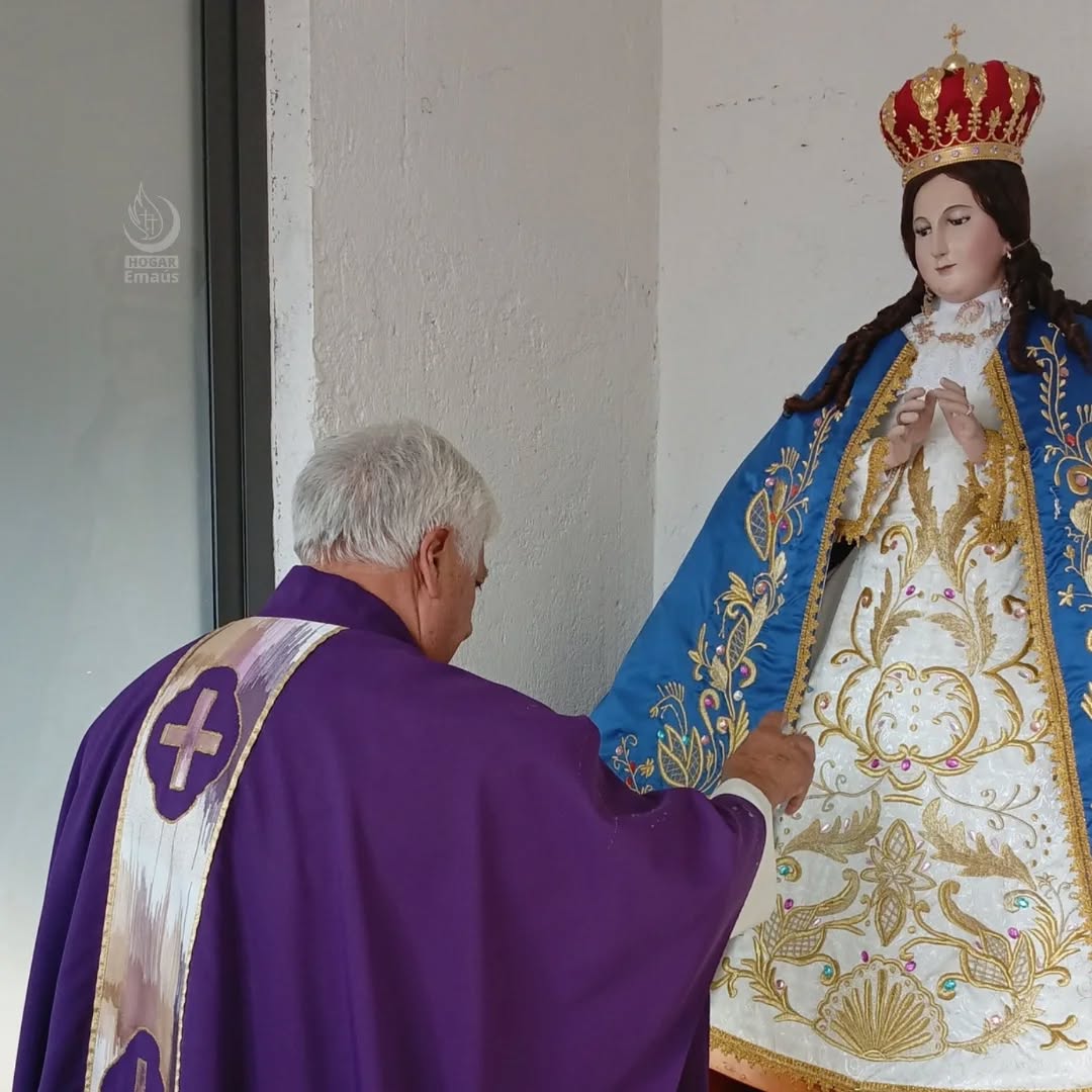 Hoy vivimos un momento lleno de fe y emoción con la bendición de la imagen de la Virgen de la Salud en la capilla de Hogar Emaús 🙏
Entre oraciones y corazones unidos, encomendamos nuestras vidas, familias y necesidades bajo su amor y protección.
Que la Virgen de la Salud nos cubra con su manto y nos acompañe en cada paso 💙