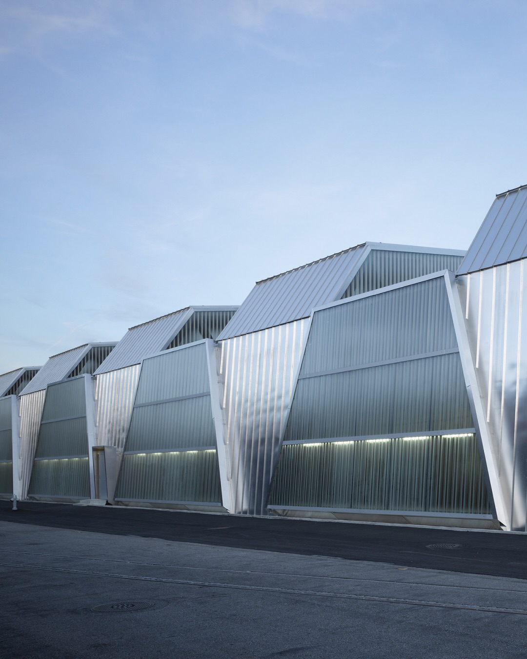 Penzel Valier. Architecture, Construction, Design 2007–2024 – now available worldwide!
Founded in Zurich in 2008 by architect Christian Penzel and structural engineer Martin Valier, Penzel Valier have established themselves as one of Switzerland’s leading design firms. In fifteen years, they have realized projects that uniquely demonstrate the interplay between the two disciplines. Their portfolio includes a wide range of different typologies, including transportation and infrastructure buildings, office and sports structures, as well as housing, interior design, and objects.
This first monograph on Penzel Valier combines the fundamentals of their design principles with a presentation of their key buildings and projects. Essays by distinguished authors examine the firm’s work from different perspectives. A detailed illustrated complete catalog of their built, unrealized, and ongoing projects since 2007–2024 rounds off the beautiful volume.
***
Edited by Leonore Daum, Christian Penzel, Friedrich Tellbüscher and Martin Valier
@penzelvalier
@joanellytibor @joergboner_productdesign @martin.tschanz @andresherzog.ch
Book design by Bruno Margreth
@aboutbooks.brunomargreth
Printed by DZA Druckerei zur Altenburg
@dza.druck
#penzelvalier #parkbooks #designfirm #swissarchitecture #firstmonograph