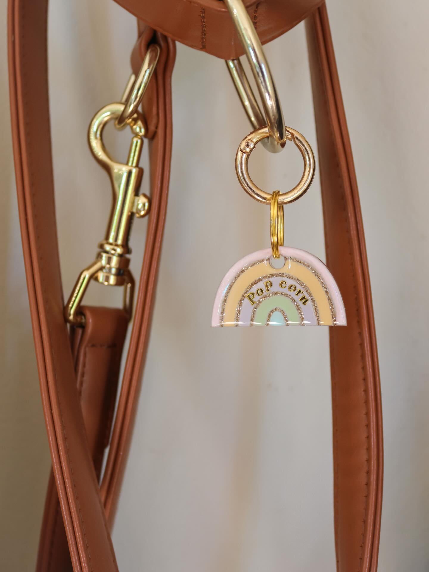 Comment ne pas craquer devant ce beau Popcorn🐻🤍
Ces photos sont juste magnifiques, sa douceur, sa prestance et son regard rendent le rendu encore plus beau. 🥹
Merci à Popcorn d’être un si joli modèle, il sublime chaque détail et met tellement bien en avant la beauté des médailles 🤎✨👒
#medaillechien #accessoirechien #dogaccesories #resinartists #medaillepersonnalisée