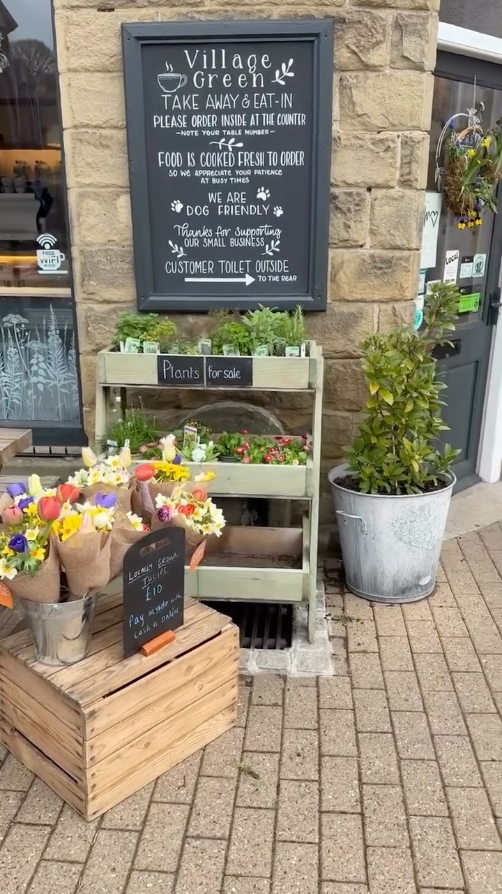 Happy Saturday from VG. Lots of gorgeous bits in the shop this weekend including our Easter biscuit boxes, plants from @dawsonsyard and flowers from @thehopefulflowerco 🌷