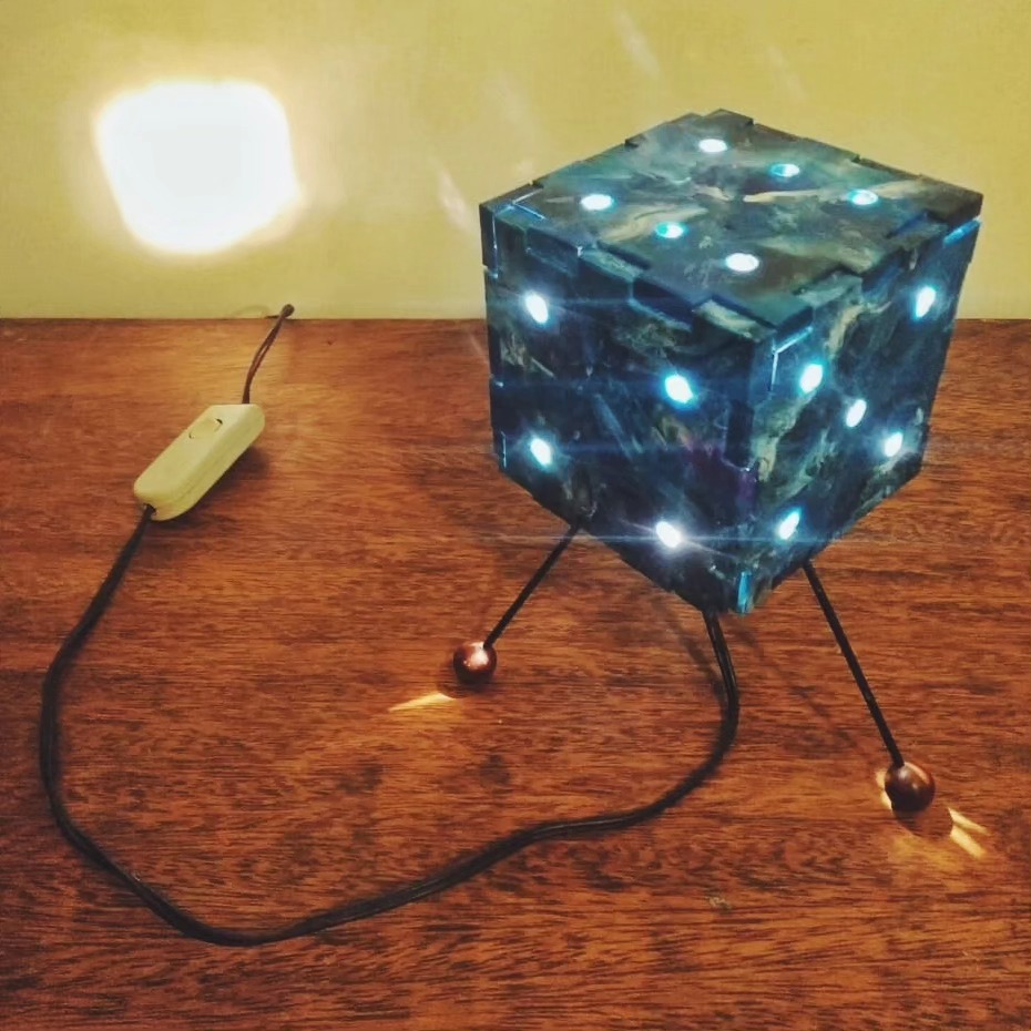 Nossas criações buscam estimular a ressignificação de embalagens plásticas pós consumo como ferramenta para a reflexão crítica quanto aos nossos hábitos de consumo e descarte.
São diversas as aplicações possíveis das barras e chapas que a maravilixo tem produzido com o maquinário de código aberto da #preciousplastic!
No carrossel:
1- Luminária de encaixe feita a partir de um molde replicável na #injetora e base reutilizada de outra luminária danificada;
2- Pequeno tear elaborado com barras roscadas e barras de plástico reciclado na #extrusora;
3- Brincos feitos na #prensatermica a partir de sacolinhas plásticas e resina vegetal.
#maravilixo #educacaoambiental #reciclagem #reciclar #reutilizar #ressignificar #sustentabilidade