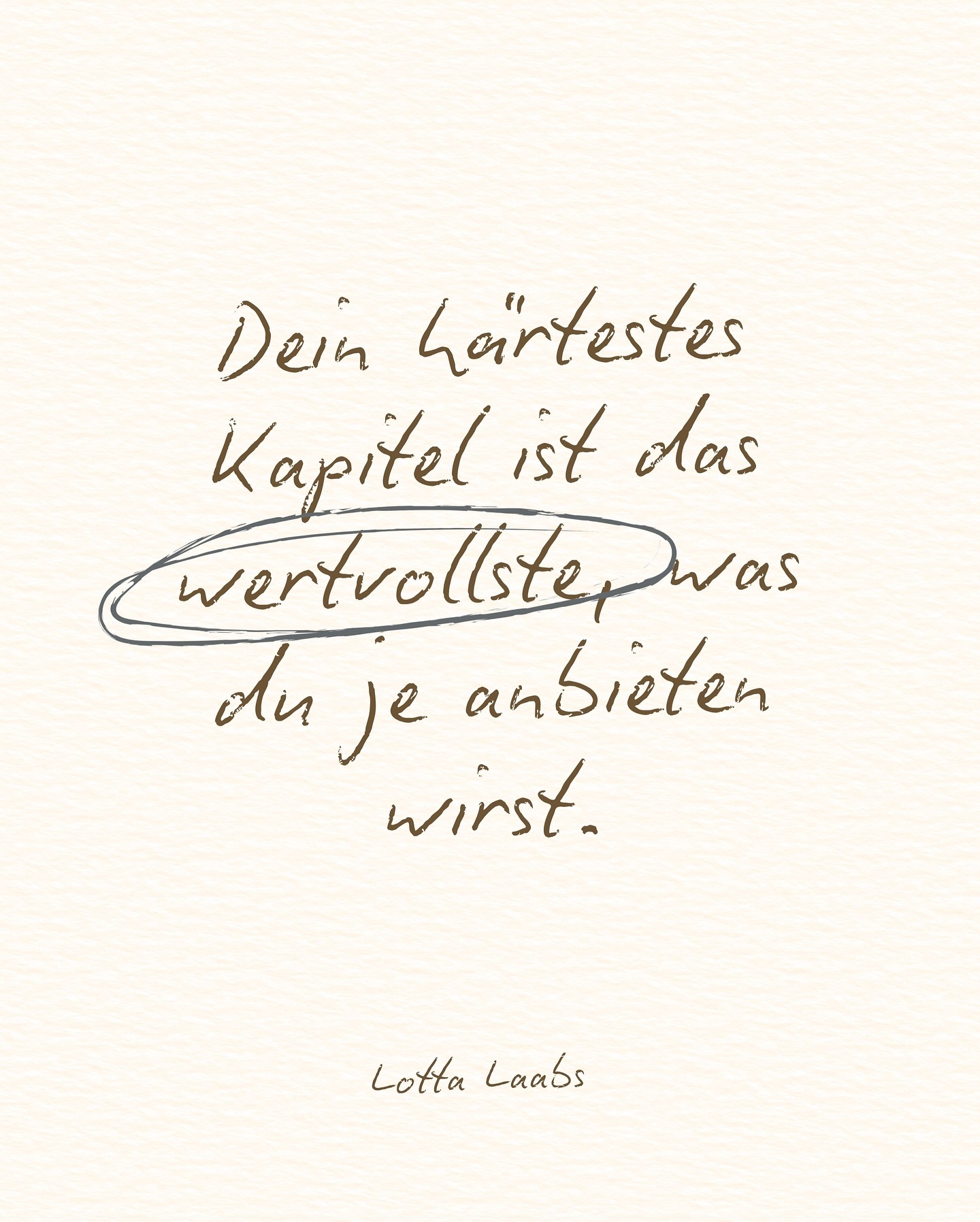 Vor einigen Jahren bin ich auf einen Satz gestoßen, der mich in den schwierigsten Zeiten meines Lebens gehalten hat:
„No mud, no lotus” von Thich Nhat Hanh
Kein Schlamm. Keine Lotusblume.
Damals hat mir dieser Satz geholfen, darauf zu vertrauen, dass aus dem Schmerzhaften etwas Schönes entstehen kann. Heute weiß ich: Unser größtes Licht finden wir genau in unserer größten Dunkelheit.
Und genau dort – in unserem tiefsten Schmerz – steckt auch unser größtes Geschenk für andere.
Denn jemand da draußen sucht genau das, was du schon durchlebt hast.
Deine Transformation ist seine/ihre Abkürzung. Dein Weg durch den Schlamm ist der Grund, warum die Lotusblume für andere schneller blühen kann.
Deshalb dürfen wir das ganz bewusst in unsere Arbeit und unsere Sichtbarkeit einbringen. Nicht trotz unserer Geschichte. Sondern genau wegen ihr.
Die Welt wird ein bisschen heller, wenn du dein Licht teilst.
🙏
Shine your light & go after amazing!
Deine Lotta
#soulbusiness #purpose #shineyourlight #sichtbarkeit #neustart #businessmentor