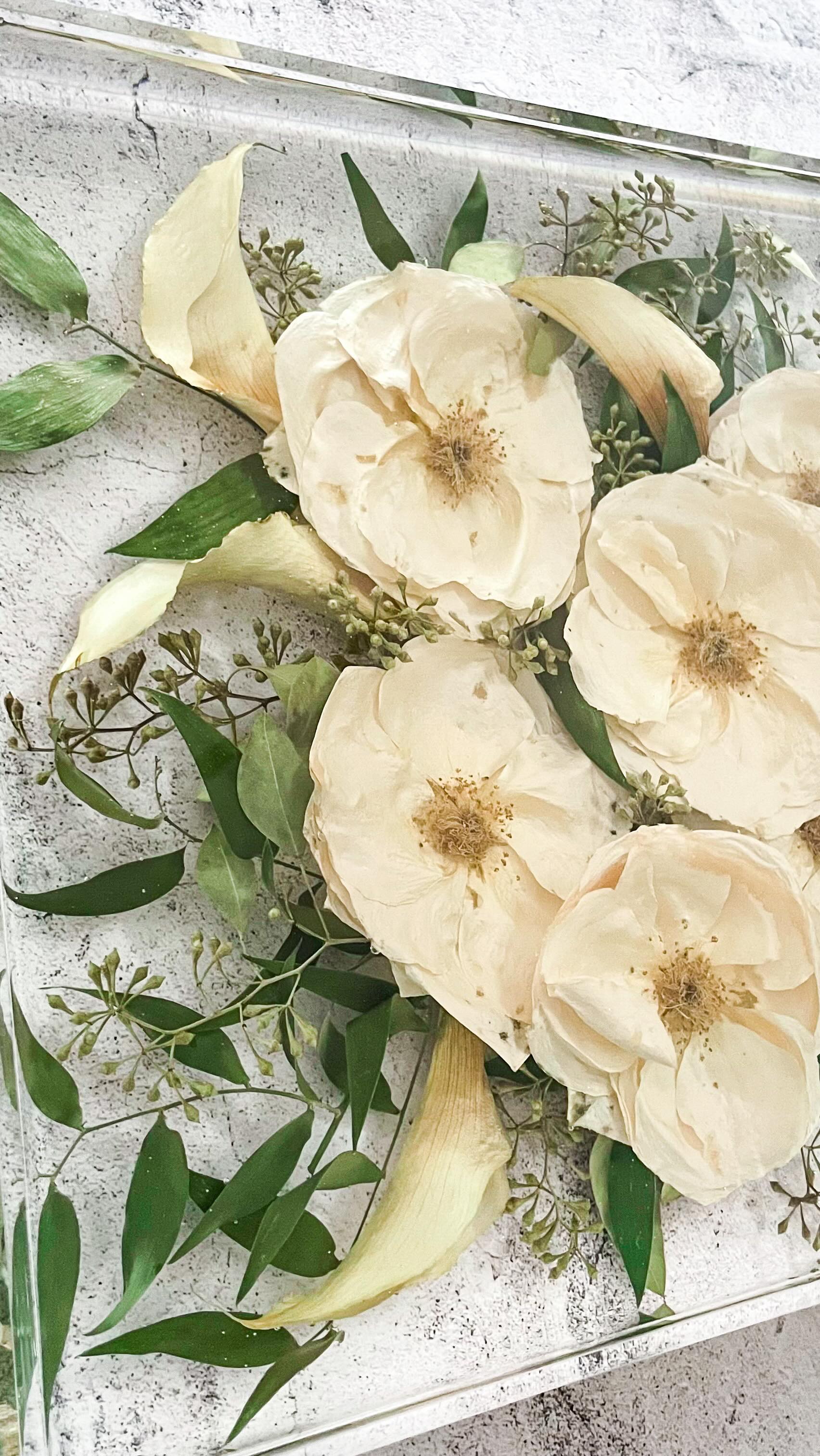 Some juicy topcoats on this lovely Thursday✨
#floralpreservation #bridalbouquet #weddingflowers #resinart #flowerpreservation