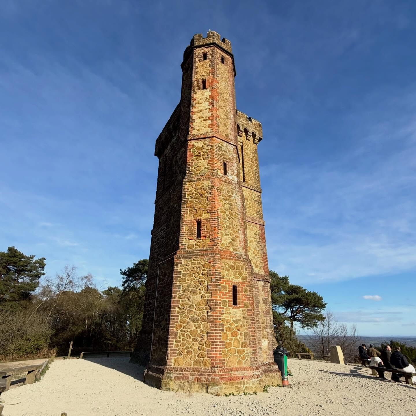 Happy Easter Surrey Hills (with all the frills @clairefrills @surreyfrills ) ☀️🧡💙
#leithhill #dorking #surrey #surreyhills #eastersunday