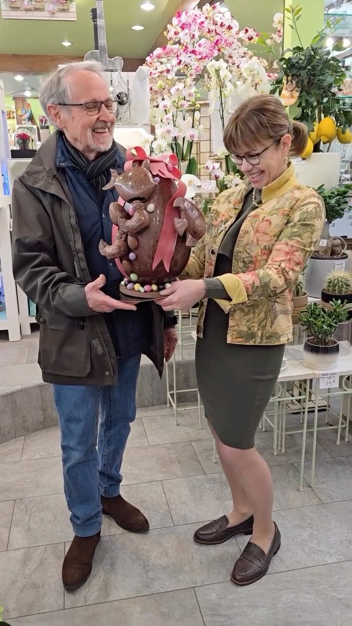 Bonjour à tous,
🎊 Le gagnant est… M. Etienne !
Bravo à lui pour ce bel œuf en chocolat géant 🍫🐣
Un immense merci à nos 350 participants, qui ont joués le jeu.
Joyeux week-end de Pâques à toutes et à tous 🌸🐰
Et à très vite 💐
#paques #easter #arpajon #essonne #fleuriste