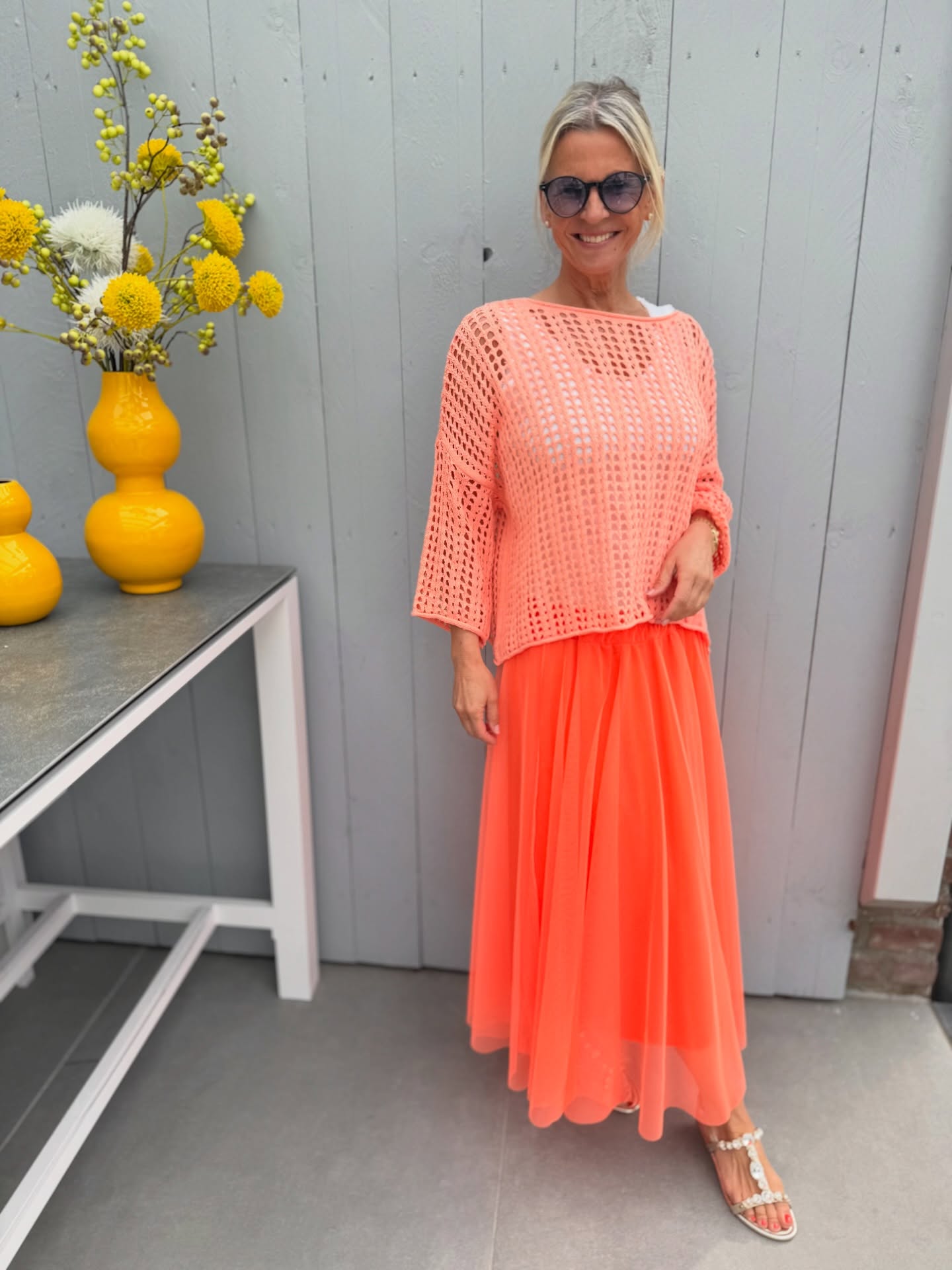 Dieser Rock erinnert mich total an mein Lieblingsgetränk 🍹✨
Geht’s euch auch so? 🧡
So frisch, so knallig – einfach pure gute Laune zum Anziehen! 💕
Perfekt für sonnige Tage & alle, die Farbe lieben ☀️
Und das Beste:
Beide Teile bekommt ihr jeweils für nur 39,90 € ✨
Tragbar bis Größe 42 – genauso wie das lässige Oberteil dazu 😍
Oben gute Laune, unten gute Laune 💃
👉 Jetzt shoppen über den Link in der Bio bei Fashion Boxx
⸻
#fashionboxx #outfitoftheday #sommerlook #farbenfroh #gutelauune #ootd #styleinspo #modetrend #kleiderliebe #fashionstyle #instafashion #lookoftheday #modefürfrauen #summervibes #happyoutfit #trendlook #boutiquestyle #onlineshop #fashionliebe