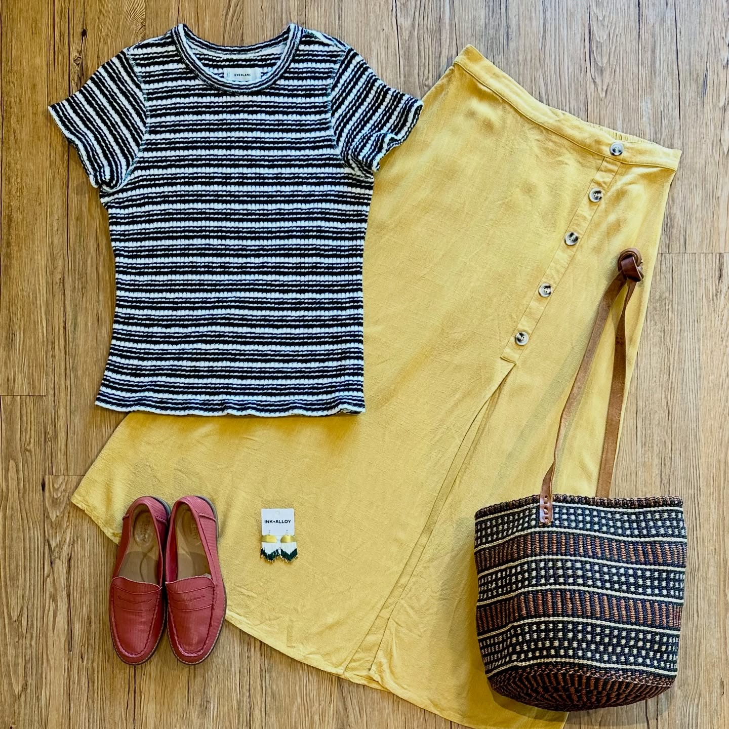 ➗➖➗🟰➗➖➗
The details:
Everlane knit top sz L, $22
Skies Are Blue skirt sz L, $24
Sperry leather loafers sz 7, $26
Sisal tote, $42
Ink + Alloy earrings, $20