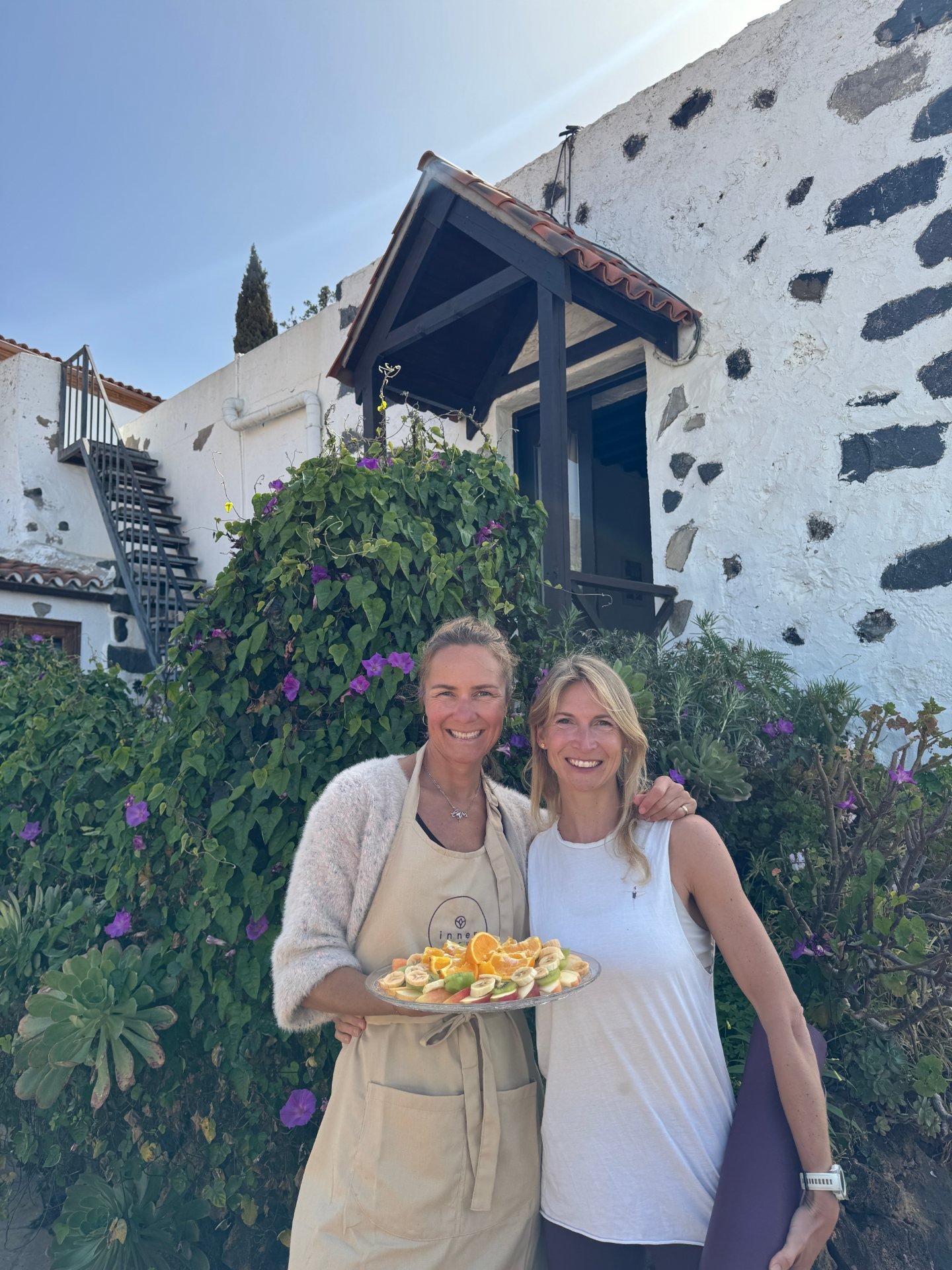 Dürfen wir vorstellen:
Nadine und Eva ✨
Nadine ist aus vollem Herzen Gastgeberin und gleichzeitig die Ernährungsberaterin während der Retreats 🌱 Neben allem Organisatorischen sorgt sie für das wunderbare Essen, das sie jeden Tag frisch zubereitet. Ihre Speisen sind vegan, glutenfrei und ohne Industrieprodukte, sie nähren den Körper ganzheitlich und machen einfach nur glücklich!
Nach über 15 Jahren in der Modebranche, folgte die ihrer Leidenschaft, durch kreatives und gesundes Essen Menschen zu inspirieren, zusammenzubringen und einen Raum zu schaffen, in dem sich jeder neu erfahren kann. Mit ganz viel Herz und Freude, gestaltet Nadine eine einzigartige Atmosphäre. Sie hat immer ein offenes Ohr und macht fast alles möglich 💜
Eva ist unsere inspirierende Yogalehrerin. Sie kommt aus Köln und lebt seit sechs Jahren auf Teneriffa. Als zertifizierte Yogalehrerin gibt regelmäßig Yogastunden am Strand. Sie selbst praktiziert Yoga seit mehr als zehn Jahren. Ihre Ausbildung zur Yogalehrerin hat sie in Indien, Rishikesh, gemacht (2019: 200 Stunden Hatha Vinyasa Yoga Teacher Training; 2023: 300 Stunden Hatha Yoga Teacher Training). In ihren Yogastunden führt sie durch stärkende Kraftübungen, fließende Bewegungen und entspannende Elemente.
Die beiden freuen sich schon darauf, dich kennenzulernen 💜
#yogaretreattenerife #selfcare #yogalove #vegansoulfood #yogaretreatteneriffa