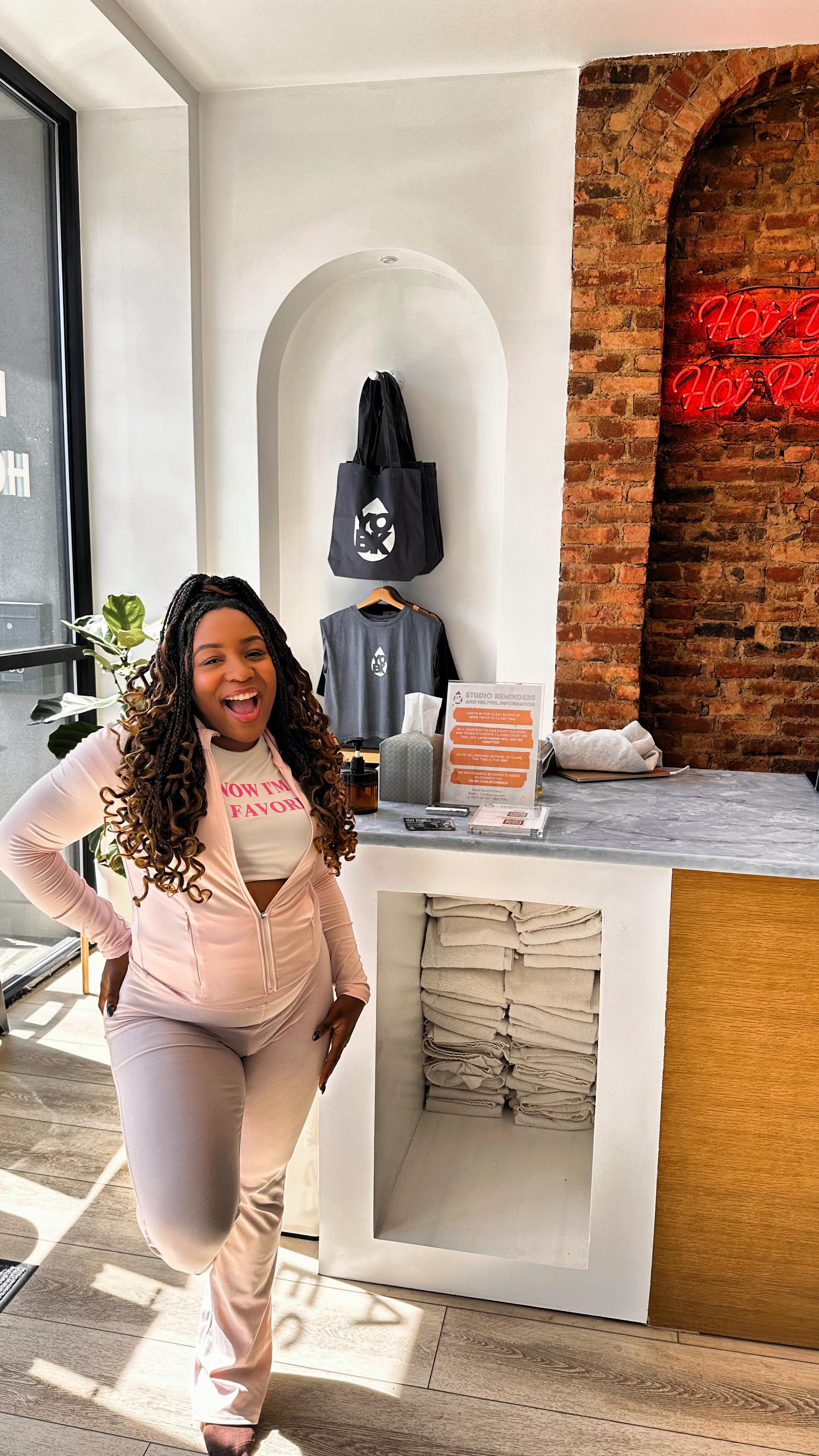 My first hot pilates class @yo.bk really humbled me 😭
But I love trying different workouts before summer because priorities ❕❕❕
These tinikinis are not gonna wear themselves. 💅🏽
Thank you @the_bcj for being super woman and guiding @nyccontentcreatorgirlies ✨
#yobk #pilatesgirl #summerbodyprep #workoutreels #nycwellness