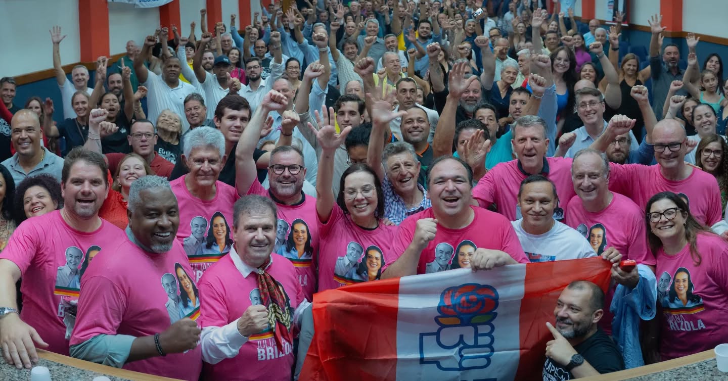 O PDT RS celebrou o retorno do deputado estadual Thiago Duarte à legenda. A filiação marca a retomada de uma trajetória construída dentro do partido e reforça a presença de um nome com forte atuação nas áreas da saúde, cidadania e direitos sociais.
Natural de Porto Alegre, Thiago Duarte reúne uma trajetória que combina experiência técnica e política. Médico ginecologista e obstetra formado pela UFRGS, também é advogado, formado pela PUCRS, além de atuar como perito médico legista do Estado e servidor concursado da Prefeitura da Capital, com presença constante em regiões mais vulneráveis.
Sua caminhada política começou no PDT, onde foi eleito vereador em 2008. Ao longo de três mandatos consecutivos na Câmara Municipal de Porto Alegre, destacou-se pela defesa da saúde pública e da população mais vulnerável, tendo presidido o Legislativo em 2013. Em 2018, foi eleito deputado estadual, sendo reeleito em 2022, com atuação marcada por pautas como saúde, segurança pública e combate à mortalidade infantil.
Em 2025, foi anunciado como titular da Secretaria de Justiça, Cidadania e Direitos Humanos do Estado, ampliando sua atuação na promoção de políticas públicas e garantia de direitos.
O retorno ao PDT foi celebrado em clima de reencontro e entusiasmo, com uma grande festa de boas-vindas que reuniu mais de 300 trabalhistas.
O retorno de Thiago Duarte reforça o time do PDT no Rio Grande do Sul e simboliza não só um reencontro com suas origens políticas, mas também a construção de um caminho coletivo voltado ao futuro, com foco em melhorar a vida das pessoas.
Seja bem-vindo de volta à sua casa!