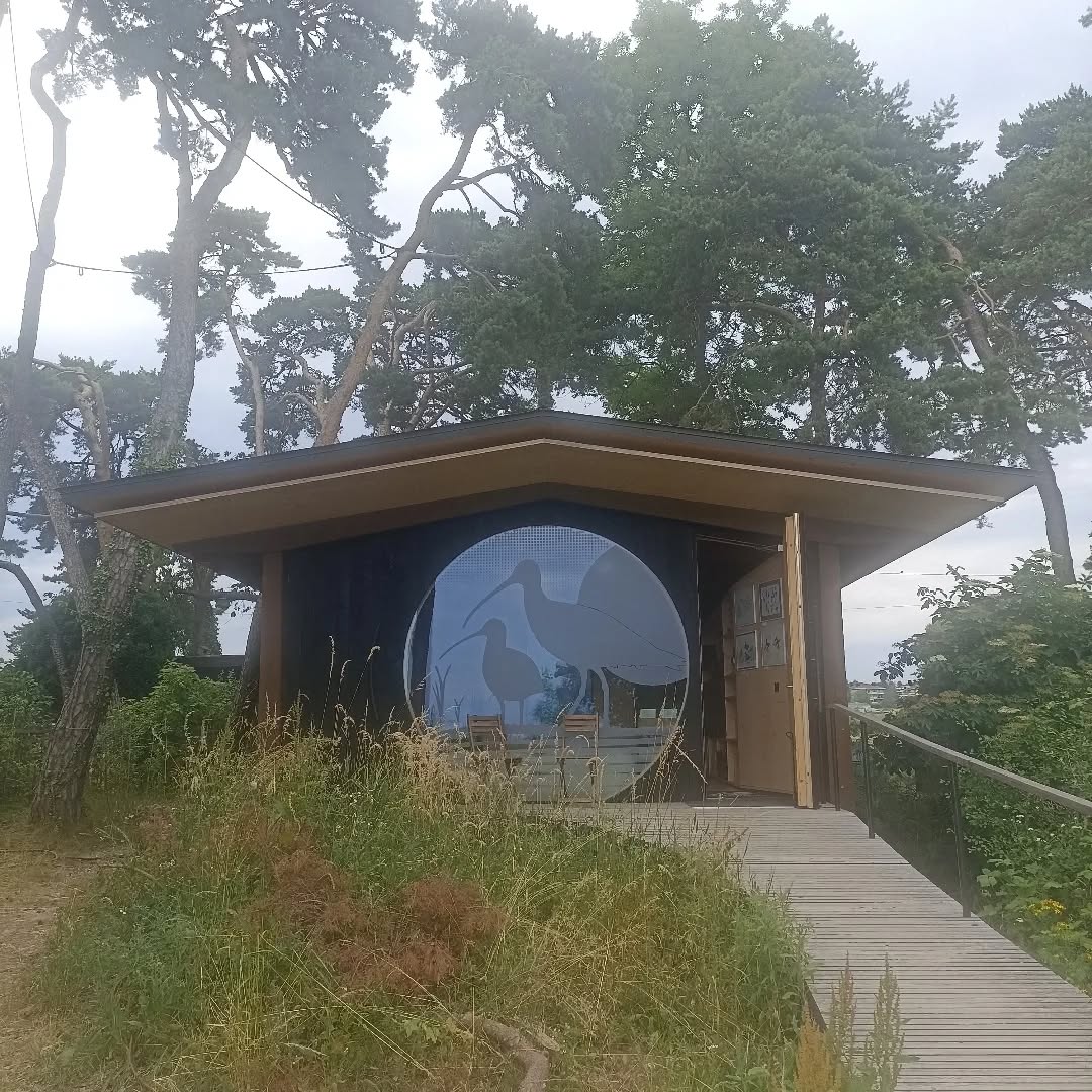 #localarchitecture #maisondelileauxoiseaux #îleauxoiseauxpréverenges#ileauxoiseaux#ileauxoiseaux🐦🐦🐦#preverengesbeach#ilnyapasdepetitprojet
Cette cabane d’observation sur les rives du Léman, près de Préverenges, met le travail du bois à l’honneur. Elle s’inspire du monde ornithologique pour proposer à la population un site unique de sensibilisation aux questions de nature et de migration des volatiles. Attentif au contexte, le bureau lausannois LOCALARCHITECTURE revient sur ce projet admirablement intégré dans son environnement.
Source: swiss-architects.com
