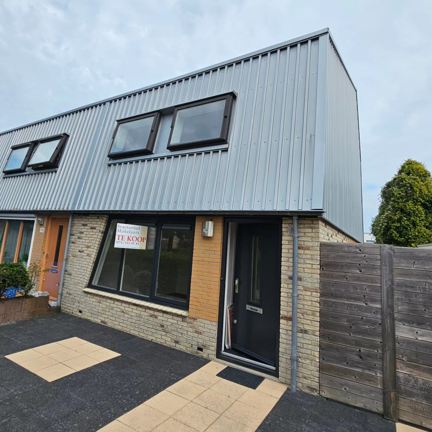 Nieuw woningaanbod: goed onderhouden hoekwoning gelegen in kindvriendelijke woonwijk aan autovrij plantsoen met drie slaapkamers en ruime bergzolder aan de Cees Buddingh'hof 118 te Hoorn