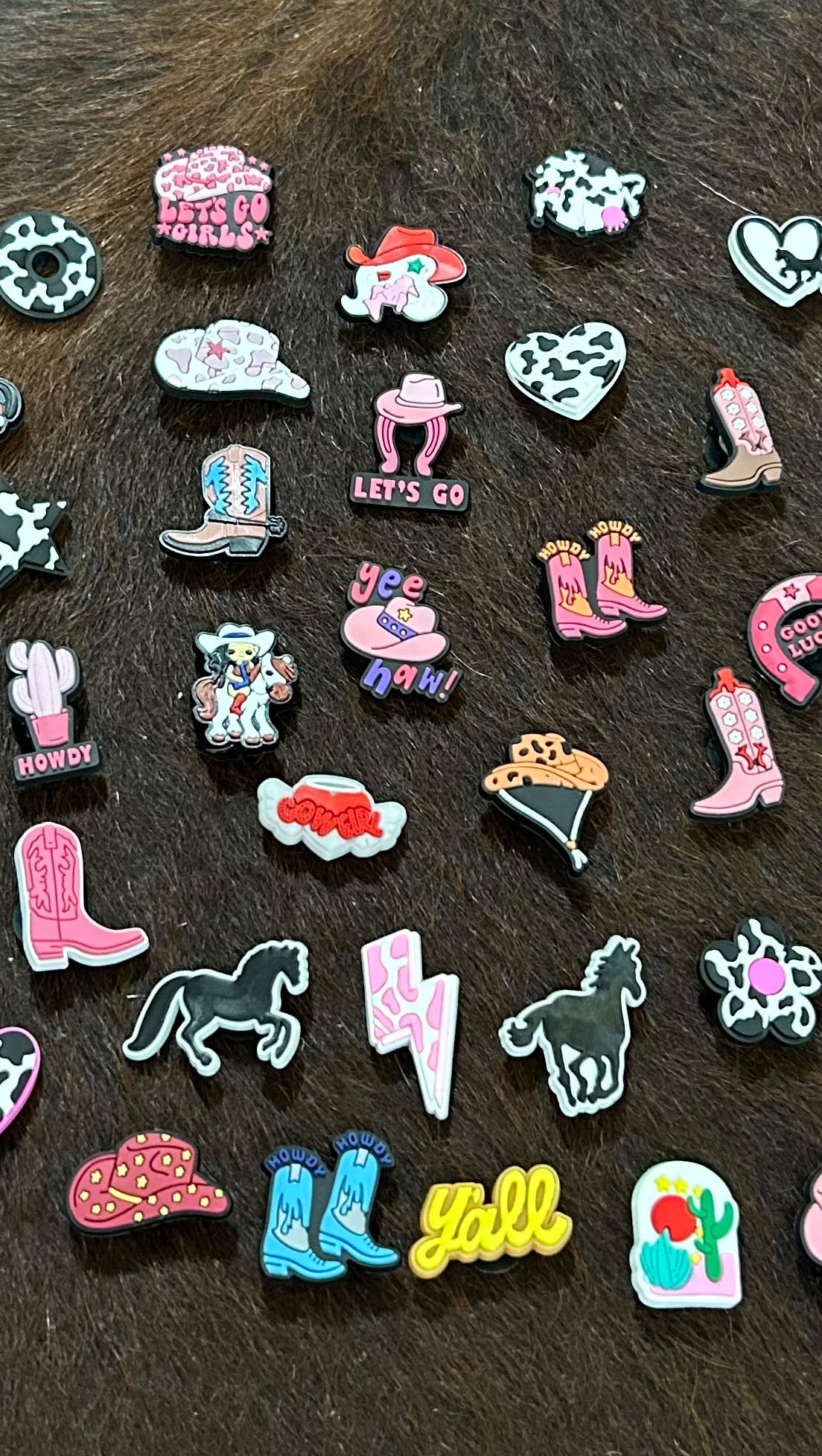 ✨ Deixe seu Crocs com a sua cara! ✨
Os pingentes mais estilosos chegaram 🤩
Tem de tudo: personagens, bem country 🤠
💥 Escolha os seus e monte o seu estilo exclusivo
📍 Corre garantir antes que acabe!
#CrocsPersonalizado #PingenteCrocs #seuestilo