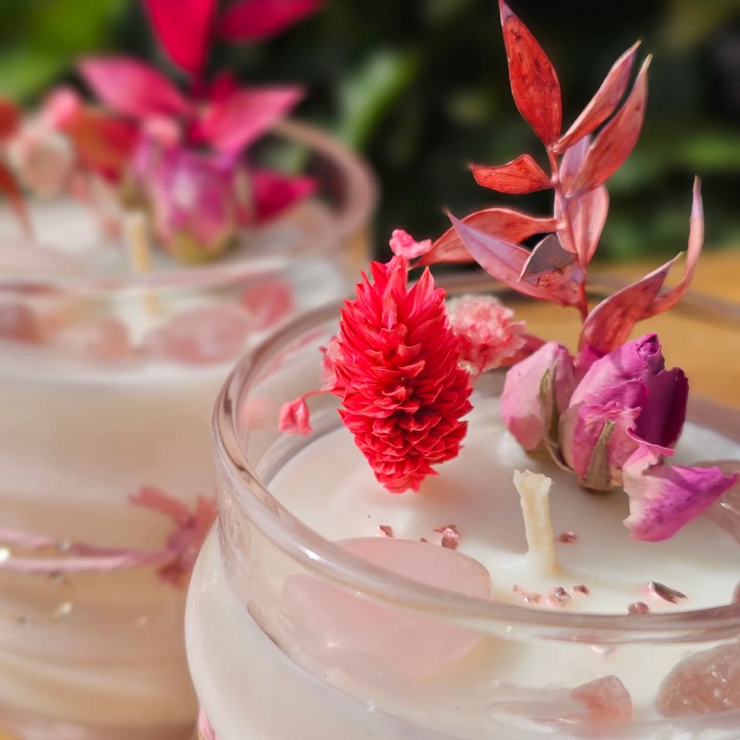 Wist je dit al?
Je kunt bij mij ook kaarsjes op bestelling laten maken.
Zoals deze beauties! Via een klant van @schik_en_zo kwam deze aanvraag binnen. Ze had er al 6 en wilde er nóg 2 bij… hoe leuk is dat?! Echt een mooi compliment.
Fun fact #2:
De droogbloemen in mijn Bouquet Candles hebben een 2e leven gekregen. Ze komen uit de restbak van @schik_en_zo. Nothing wasted en alles hergebruikt. Duurzaam én lief voor je portemonnee.
Wil jij ook een unieke Bouquet Candle?
Slide in m’n DM ♡
Liefs,
Robin
Prachtige productfoto's door @mr.brokeh