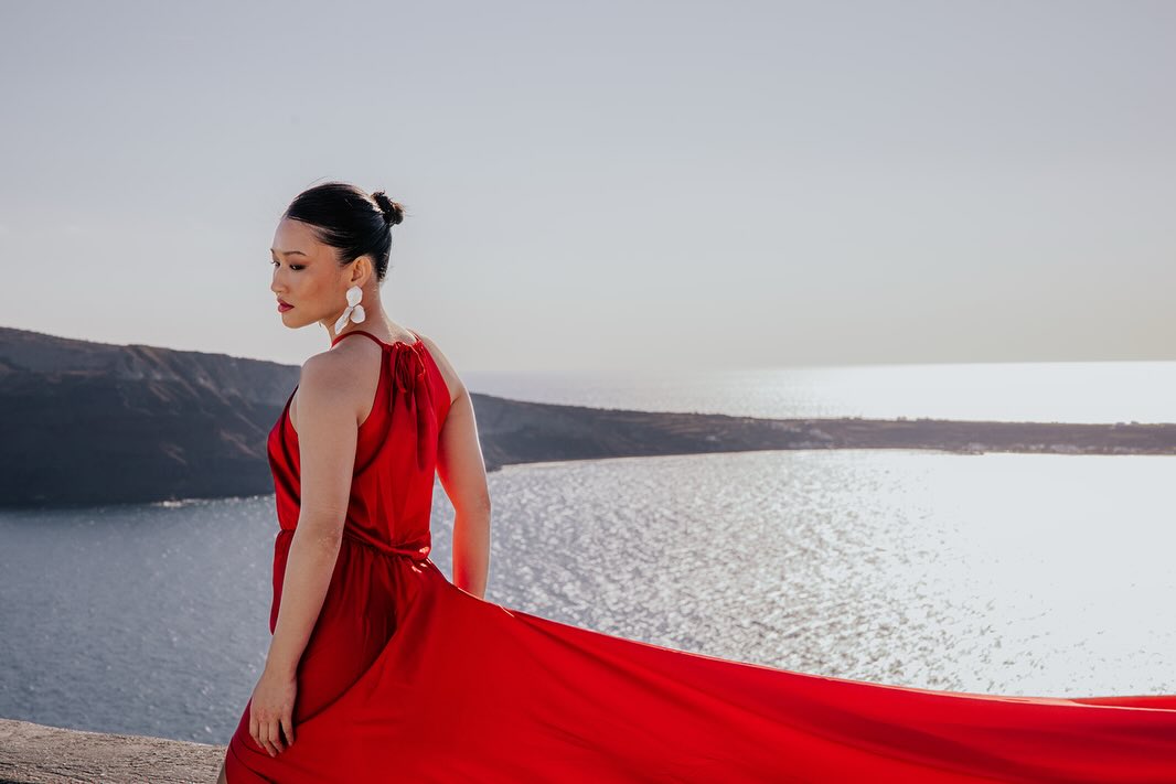 Herinneringen aan de shoot in Santorini.
Samen op pad met @portraitsbysofievansteelant .
Mooie herinneringen, zin in meer van dit!
Model: @mina.insight
#elowbeauty #elegantglow #naturalbeauty #destination #shoot