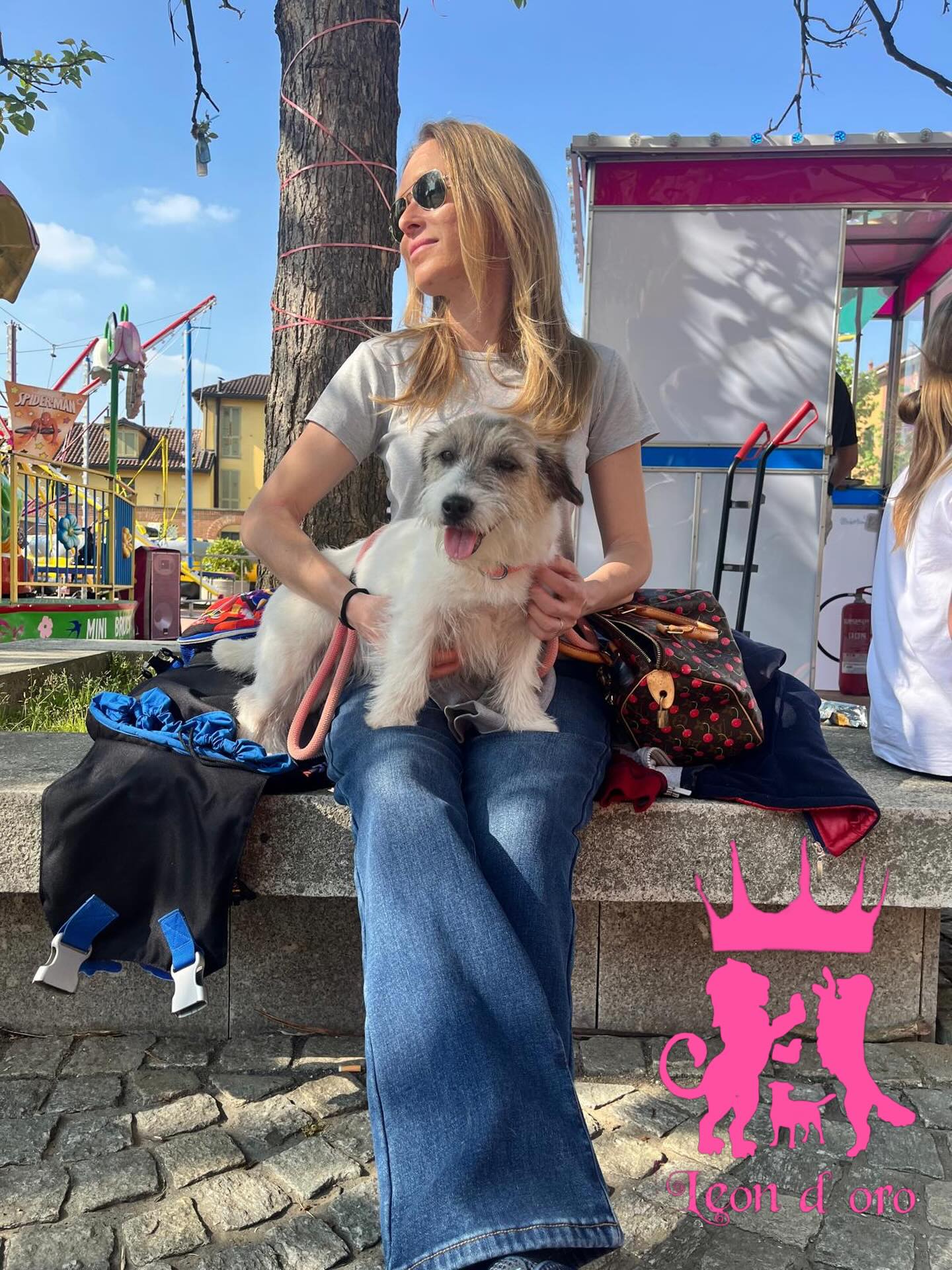 Alle giostre dei bimbi con Ivinka! 🥰❤️…un jackino e’ un cagnolino piccolo, portatile, che sa cavarsela in ogni luogo egregiamente adattandosi a tutto!! 🔝#jackrussell #jackrussellmilano #allevamentojackrussell