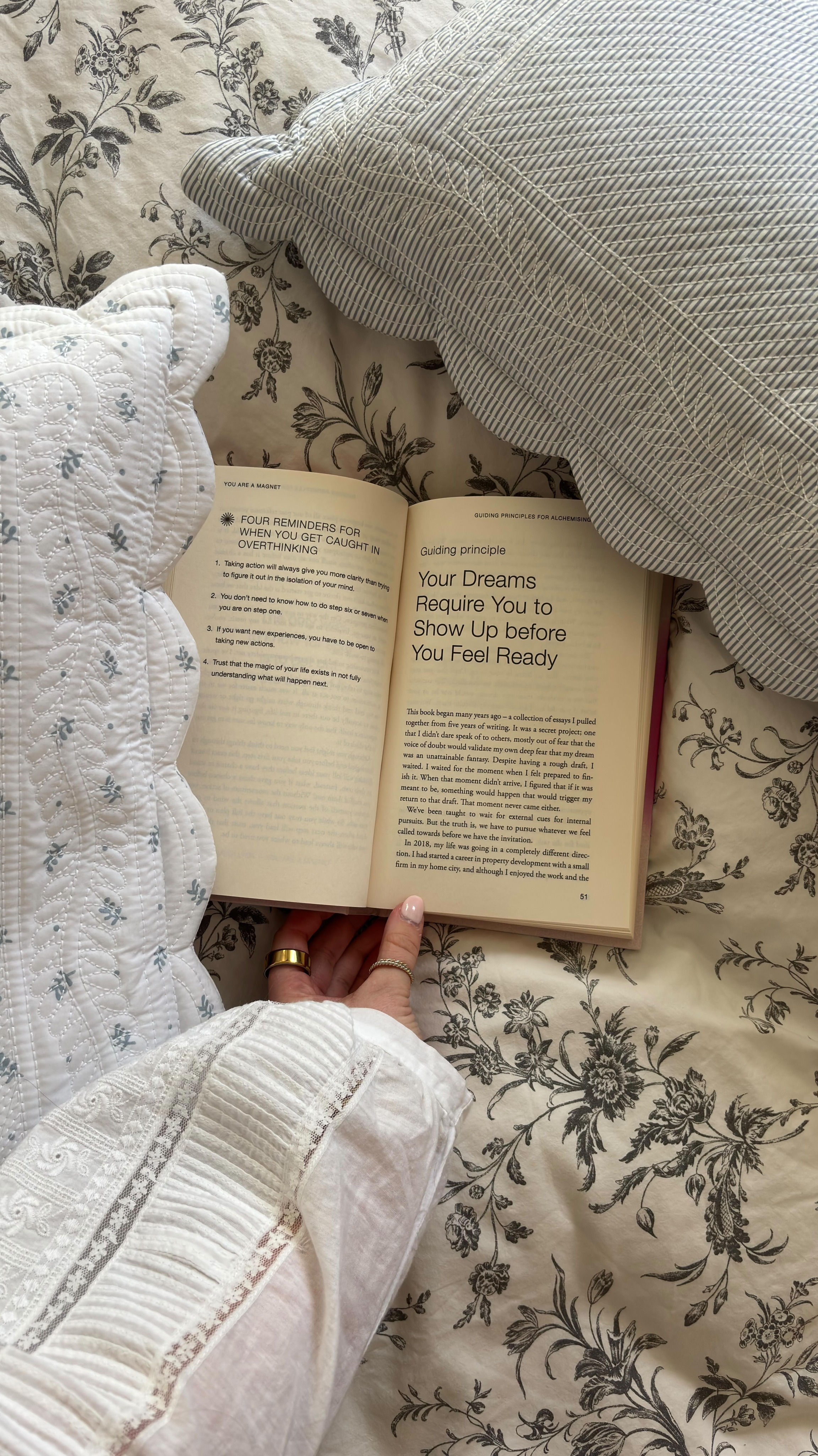 Je l’ai tellement souvent cette question ! Cela fait maintenant plus d’un an que je fais du Transgénérationnel et je suis toujours étonnée du nombre de loyautés inconscientes que nous pouvons avoir, alors qu’elles sont littéralement SOUS NOS YEUX 😅
•
Pour les identifier, le plus simple pour commencer par creuser ce qui compose notre roman familial. C’est ce qu’on mets en lumière dans le réel d’aujourd’hui : C’est quoi le roman familial 🧬
•
Je suis sûre que vous aurez déjà quelques idées de loyautés actives chez vous en regardant le réel 🤭🤭