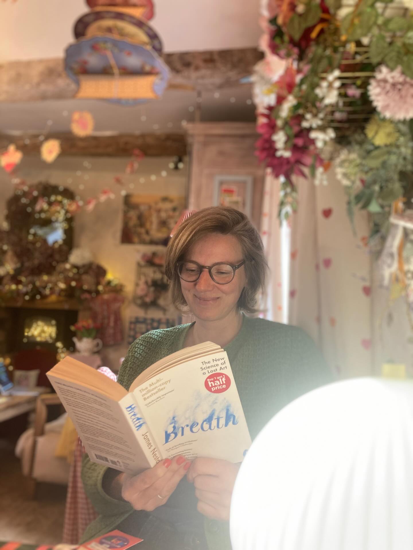 Got a new haircut, yey! Merci @noemie_noumade and then a delicious goûter with my little Émile…a perfect Wednesday afternoon…Merci @bonheursdeleonore for the amazing carrot cake and the best, the thickest hot chocolate ☕️
Currently reading ´Breath’ by James Nestor , fascinating. French version ´Respirer. Le pouvoir extraordinaire de la respiration ‘ - A must read!