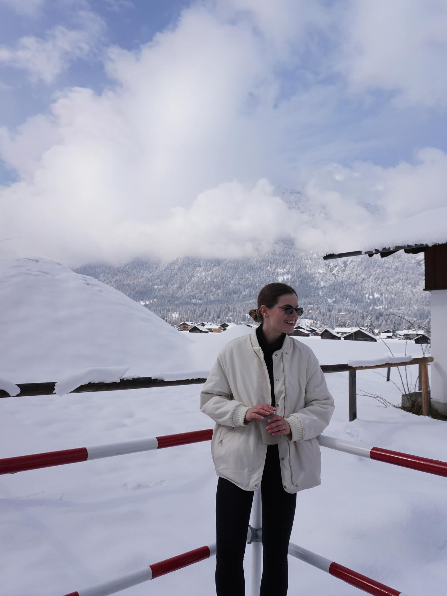 Якщо за зиму не встигнеш зробити фотошутік на фоні засніжених гір…в Альпах можна це організувати і в кінці березня , іноді і в середині квітня🙈
Ну і поки ще не весь весняний сніг розтанув, викладу цю серію by @helga.tvorcha , бо вже треба сакури виставляти 😂😂😂