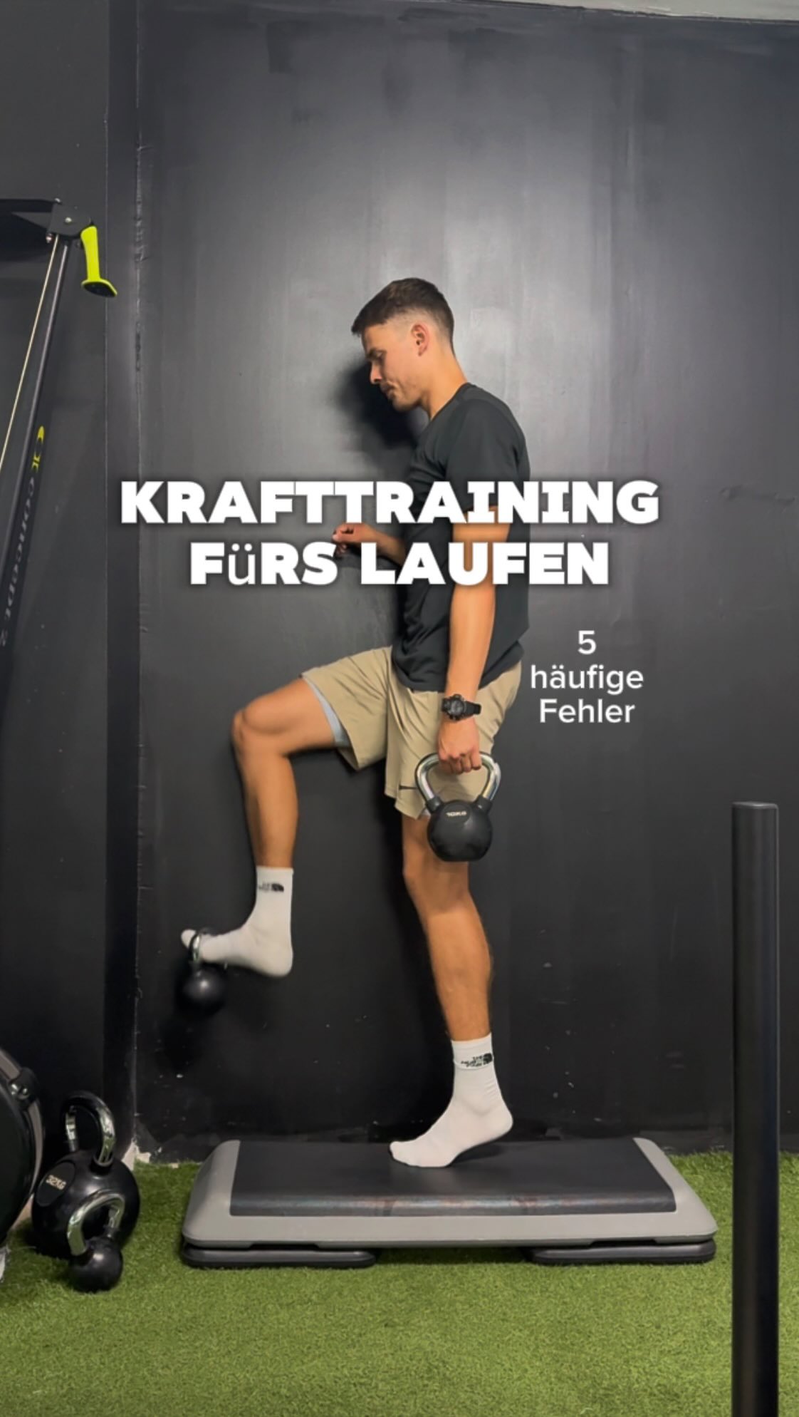 5 FEHLER BEIM KRAFTTRAINING FÜRS LAUFEN //
Viel zu viele Läufer machen die gleichen Fehler, die man dann immer und immer wieder beobachten kann. Dazu muss gesagt sein, dass per se mit Dingen wie Intervalltraining, Hyrox, Maschinen Training und so weiter nichts verkehrt ist.
Wenn man aber Krafttraining komplementär zum Laufen macht, um hier besser und resistenter zu werden, dann verfehlen diese Trainingsformen ihren Zweck.
Also wenn du wissen willst, wie dein Krafttraining aussehen sollte, um schneller, effizienter und verletzungsfreier zu laufen, folge mir um nichts zu verpassen. ✅