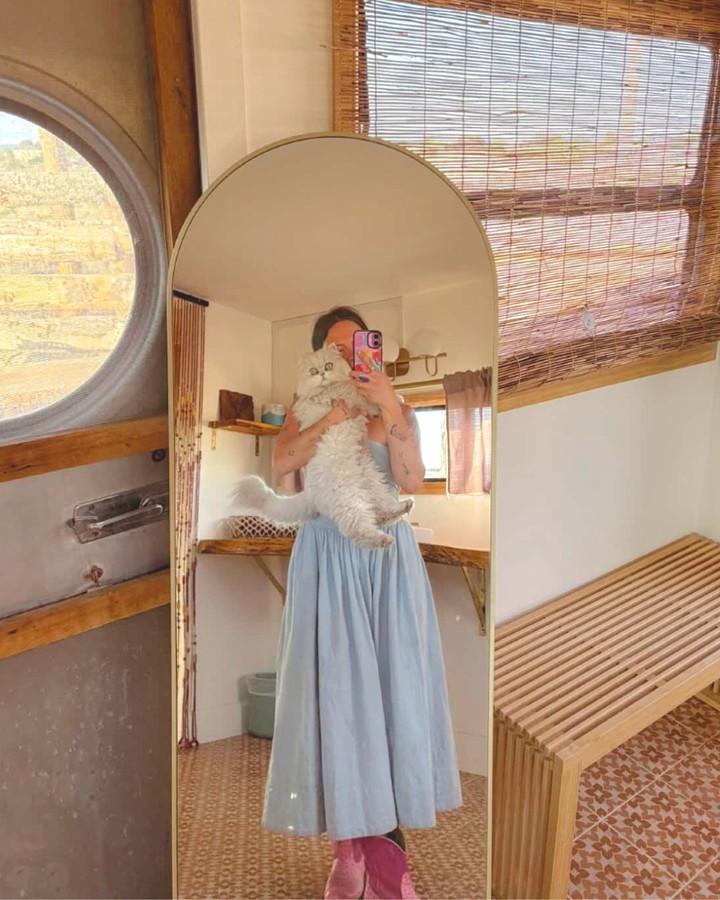Airstream stays are better when shared 🐾
Sunlit mornings,
cozy corners,
and your favorite companion close by.
📷: @ccourtneyhill
So glad you stayed with us and brought your cute kitty along 🤍🐱
#StayAtTheOutpost #StayWildInStyle #AirstreamStay #GlampingExperience #PetFriendlyStay