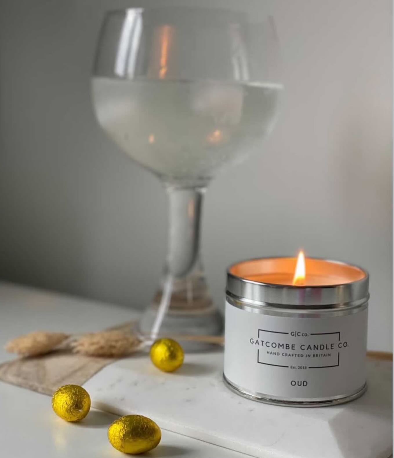 Let the Easter weekend ‘be-gin’ 🐣 what do you have planned?
Which Gins do you enjoy - flavoured or traditional? Have you tried the ones from @theshropshiredistillery - so many to choose from!
Oud is a luxurious fragrance of agarwood and rose, ensuring this fragrance is full bodied and highly aromatic. Notes of patchouli, raspberry and amber are complimented with a hint of musk.
#holiday #family #home #gin #glass
Enjoy the rest of your Good Friday 🍸