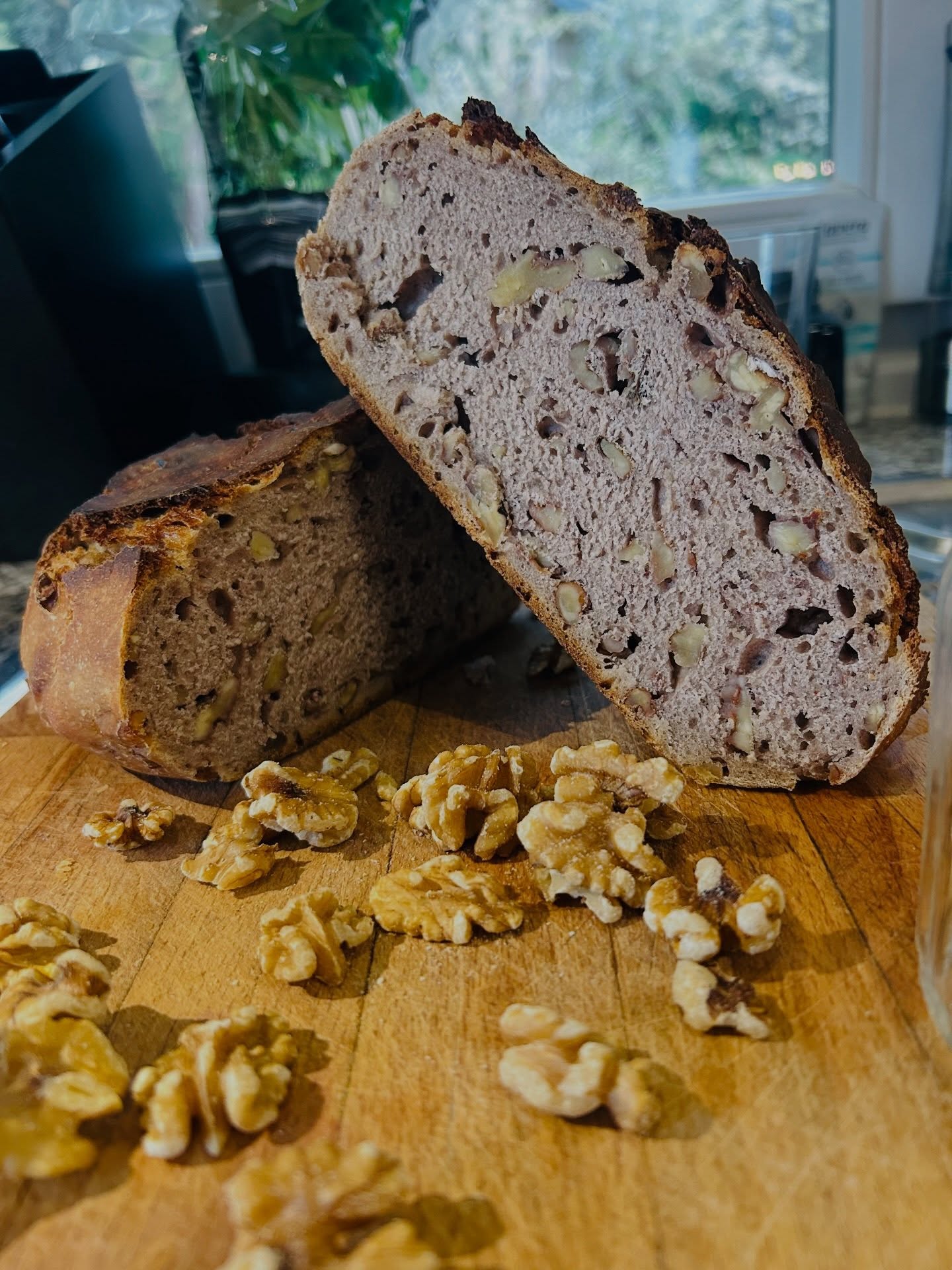Sauerteigbrot selbst backen 🌟🌟🌟
Warum ich mein Brot selbst backe?
Dafür gibt es viele Gründe, für mich ist vor allem wichtig zu wissen, was drin ist.
Oft habe ich mich auf die Aussage in Bäckerei verlassen und festgestellt, dass die Angaben nicht stimmen.
Ich habe eine Weizenunverträglichkeit, wie viele Menschen. Das heißt ich bevorzuge Brote aus Roggen, Dinkel oder Hafermehl.
Auch Hefe vertrage ich nicht so gut und damit ist man bei den meisten Brotsorten raus.
Seid fast einem Jahr backe ich selbst und zwar Sauerteigbrot 🌟🤩.
Mein Darm und auch meine Haut freuen sich über diese gesunde Art von Brot 🍞.
Sauerteigbrot ist besser bekömmlich, Hier die wichtigsten Fakten zum Sauerteigbrot:
* Bessere Verträglichkeit: Die lange Fermentation baut schwer verdauliche Bestandteile und Gluten teilweise ab, was zu weniger Blähungen und einer leichteren Verdauung führt.
* Höherer Nährwert: Sauerteig reduziert den Gehalt an Phytinsäure, die normalerweise die Aufnahme von Mineralstoffen wie Eisen, Zink und Magnesium hemmt.
* Aroma und Genuss: Durch die Milchsäurebakterien entstehen komplexe, aromatische Geschmacksstoffe, die weit über den Geschmack von industriellem Hefebrot hinausgehen.
* Natürliche Haltbarkeit: Sauerteigbrote bleiben durch die Säure länger saftig und schimmeln wesentlich langsamer.
* Stabilerer Blutzucker: Es hat einen niedrigeren glykämischen Index, was bedeutet, dass der Blutzuckerspiegel nach dem Essen weniger stark ansteigt, was besonders für Diabetiker vorteilhaft ist.
Für mich das optimale Brot.
Es gibt soviel Möglichkeit immer wieder eine andere Variante zu backen.
Ein Tipp zu den Rezepten, die ich verwende, ist das Backbuch von
@ploetzblock.
Heute habe ich ein Walnuss-Brot auf Dinkelbasis gebacken🤩🌟.
Sehr lecker und saftig, ohne Hefe, Konservierungsmittel oder Stabilatoren.
Die Brot sind meist gut gelagert 1 Woche haltbar.
Habt ihr Fragen zum Brot backen, gerne in den Kommentaren. Es ist nicht schwer selbst zu backen und du weist was du hast.
#brotbackenmachtglücklich #gesundesbrot #unverträglichkeiten #gesundessen #gesundundlecker