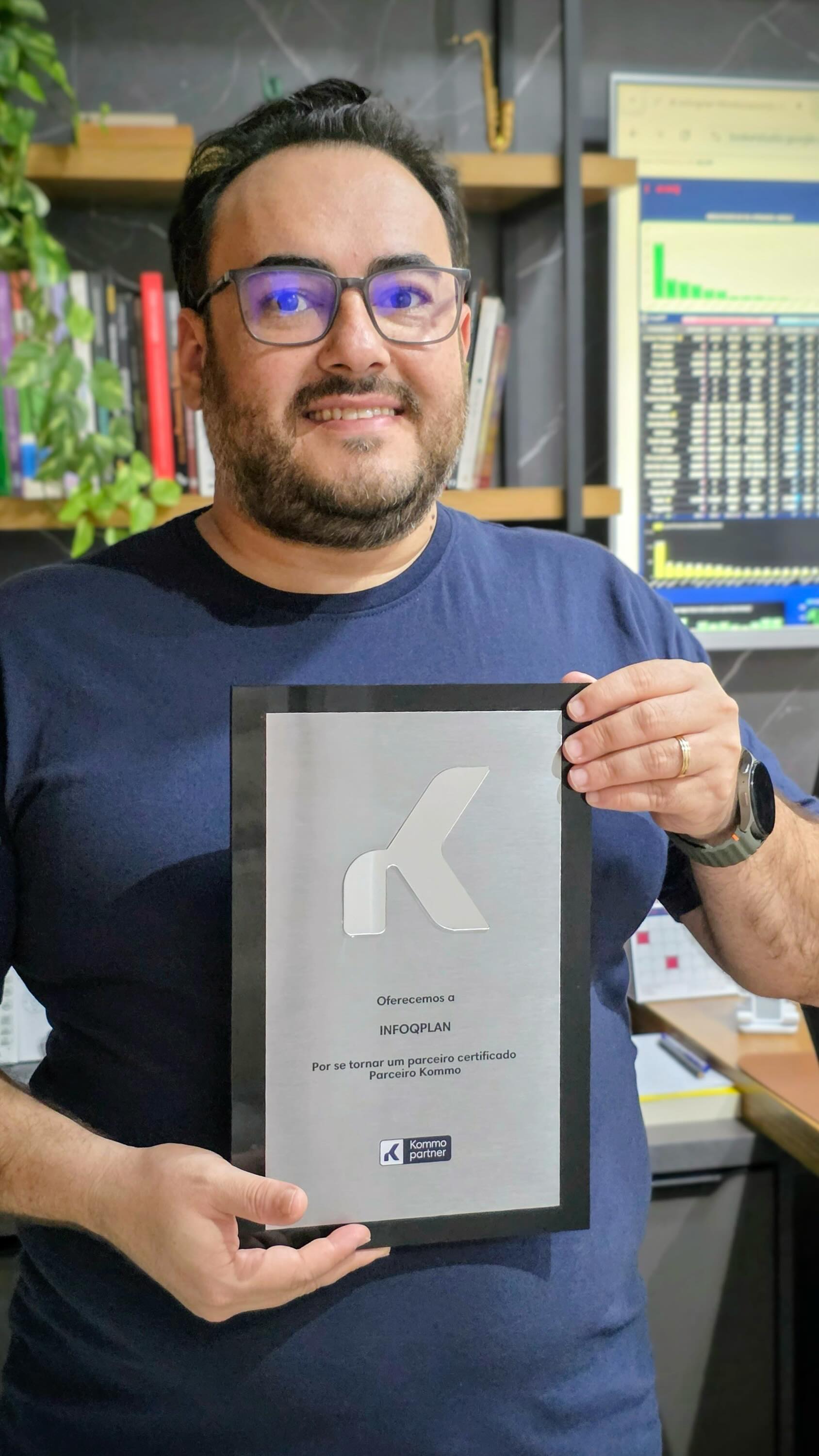 Olha só o que chegou aqui na @infoqplan 🤩
Agora está oficializada a nossa parceria de sucesso com a @kommobrasil 🏆
Essa placa é o simbolo do reconhecimento da qualidade do nosso trabalho em Estruturação Comercial juntamente com o uso das soluções oferecidas pela Kommo, que é hoje o CRM que mais cresce no Brasil exatamente por oferecer uma solução inovadora de integração com o WhatsApp.
👏 Valeu demais pelo reconhecimento Kommo! Que esse seja só o começo de uma longa parceria que visa agregar ferramentas inteligentes e inovadoras no processo comercial dos nossos clientes.
🤑 Estrutura Comercial Inteligente para Crescer Sempre! Acesse www.infoqplan.com e conheça a arquitetura de funil de vendas que vai estruturar seu negócio e trazer mais lucro para a sua empresa.