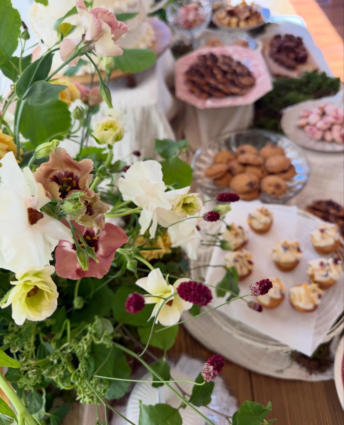 Mesas dulces de boda con identidad propia… Flores elegidas una a una con cuidado, vajilla única que hemos ido recopilando a lo largo de los años y muchos dulces artesanos.
Nuestra pastelería honesta, con ingredientes naturales y una estética sencilla pero muy cuidada.
Si buscas una opción artesana, cuidada y diferente no dudes en ponerte en contacto con nosotros para conocer todas las opciones disponibles para bodas ✨
Muchas gracias por hacernos sentir como en casa @josmaga_ 🤍