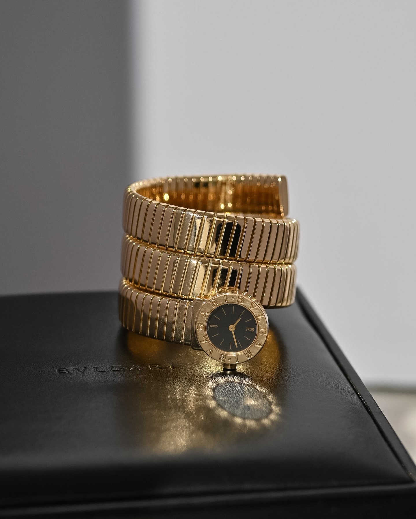 Live: A spectacular Bvlgari Serpenti Tubogas in yellow gold.
A highly sought-after vintage piece, embodying one of the maison’s most iconic and desirable designs for women.
.
.
.
#bvlgari #tubogas #serpenti #bulgari