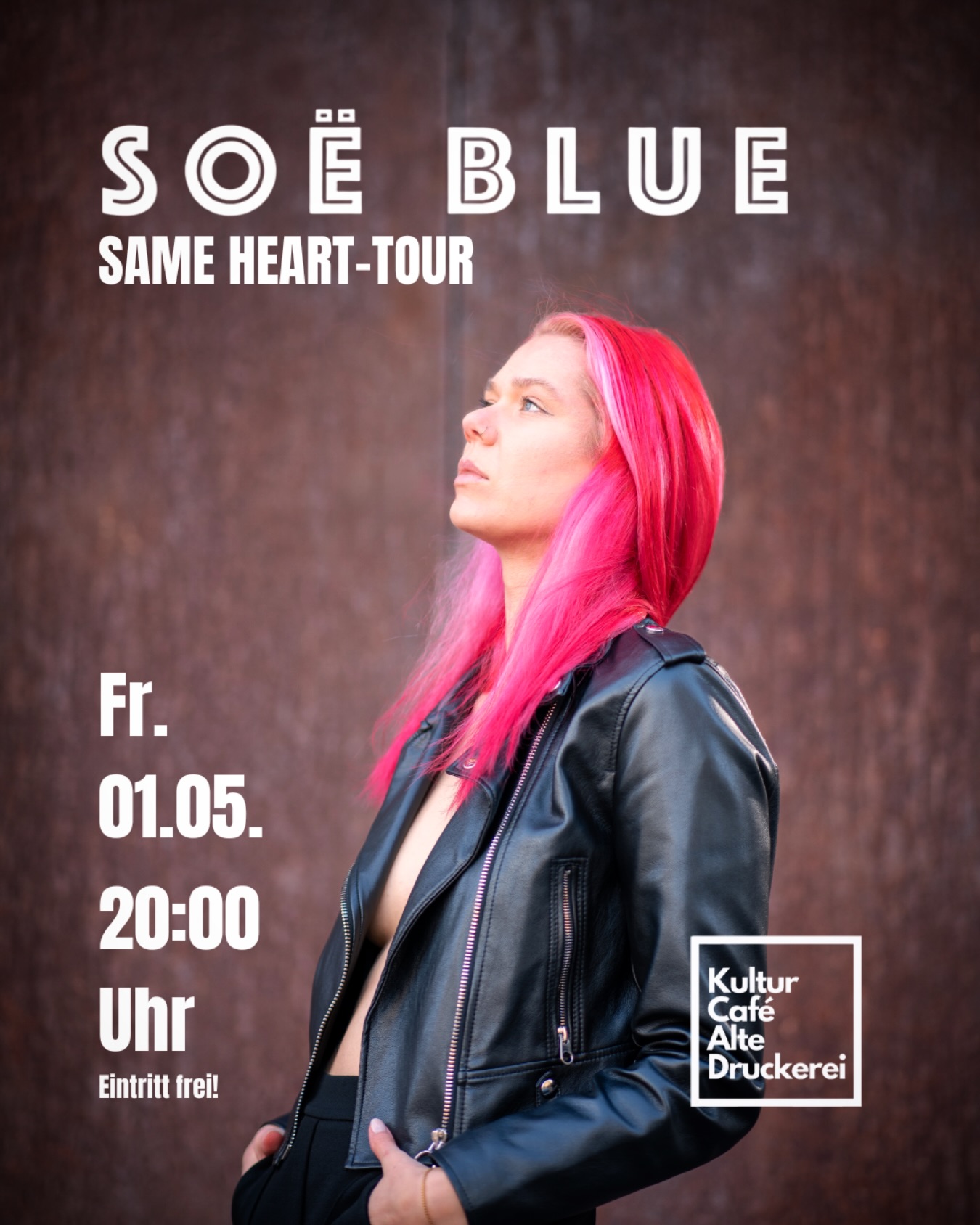 Erstmalige Deutschlandtour 2026
Eine musikalische Reise mit gefühlvollen Songs,
ehrlichen Worten und einer unverwechselbaren
souligen Stimme. Die Zürcher Singer-Songwriterin
Soë Blue performt Songs aus ihren letzten drei Alben – darunter Tracks von ihrer 3-monatigen Nashville-Reise 2024. Plus neue Singles und
exklusive Einblicke in noch unveröffentlichte Songs
aus dem Münchner TWH Studio.
Ob zarte Balladen oder groovige Songs – jede Note erzählt vom Mut, sich selbst treu zu bleiben, vom Lieben, Verlieren und Wiederfinden.
Handgemachte Musik. Ein besonderer Moment
und du mittendrin.
We may not look the same – but we share the same heart
🤍