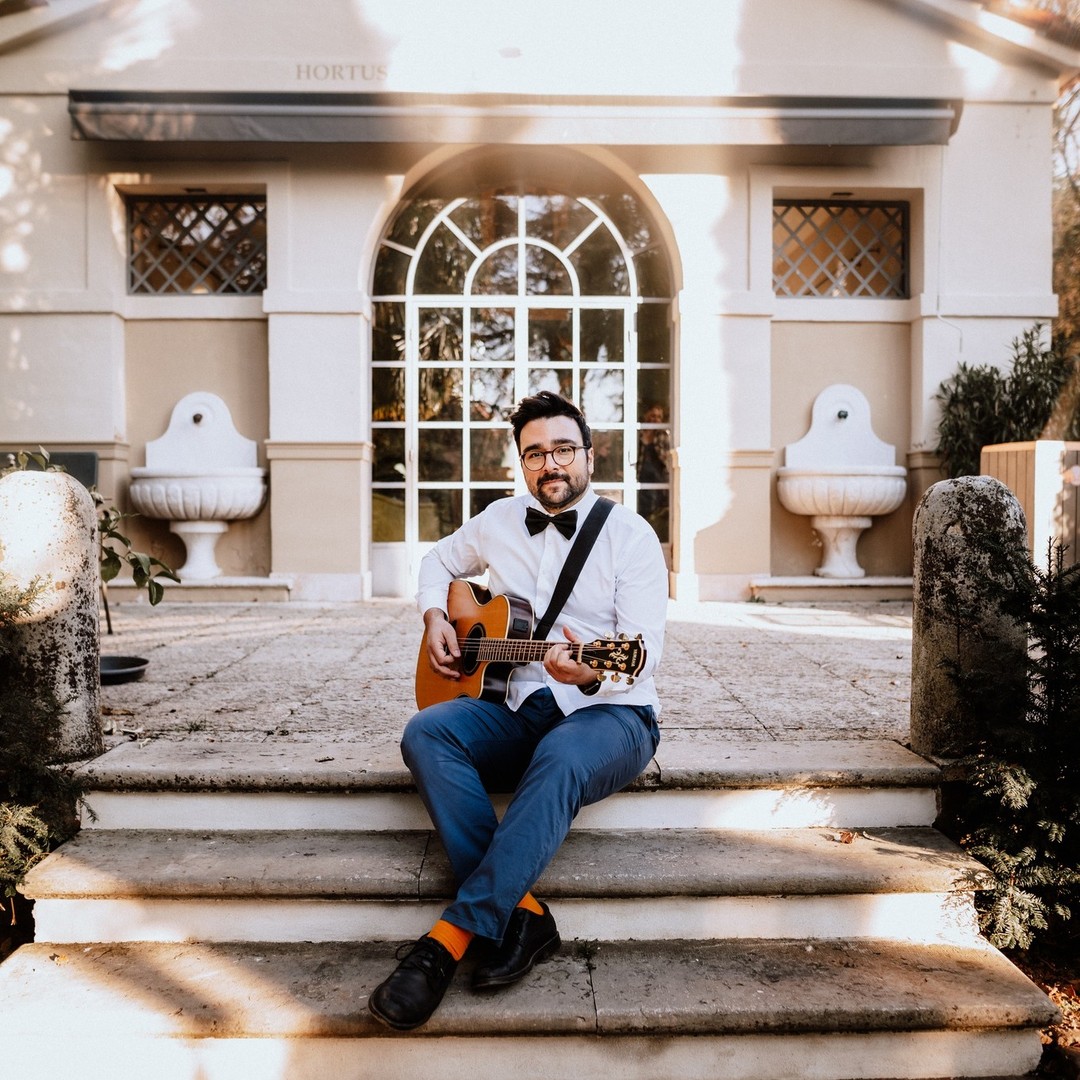 Die Saison ist in vollem Gange, daher ist es hier etwas ruhiger geworden, dabei habe ich noch soo viele schöne Fotos die ich mit euch Teilen möchte! Hier seht ihr eine Auswahl von dem super gelungen Styled Shooting vor einer weile im Morrhof. Manuel und Lena haben unfassbar schöne Fotos gemacht. Aber seht selbst. Ein sehr schöner Nachmittag mit super coolen Leuten!!! Danke dass ich dabei sein durfte. 🙏🙏
Planung, Orga & Fotos: @mafotografie_ & @lenaschneider.fotografie
Location: @morrhof
Video: @prettypinefilms
Deko & Floristik: @deinempfang
Anzug: @amabiliswedding
Kleid: @amabiliswedding
Papeterie: @beautifullovestory.de
Traurednerin: @veras_herzensangelegenheit
Ringe: @amabilis_trauringe
Musik: @emmi.live.music
Couple: @couple.germany
Brautjungfern: @julekysr & @sarah_frhn
Barkeeper: @fluidum_culture
Sweettable: @michellescakedesign
Styling: @beautyartistinternational
Headpiece: @novalee_headpieces
Auto: @deinbrautauto