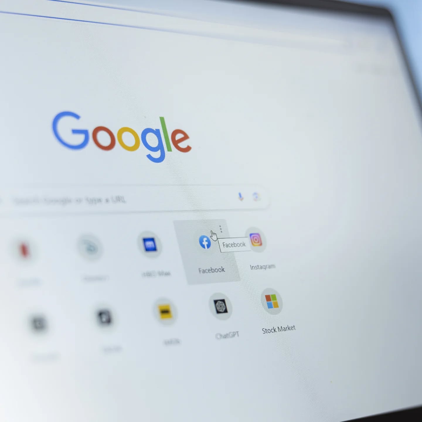 Aujourd’hui, avoir un site web ne suffit plus.
S’il n’est pas visible sur Google, il est tout simplement… invisible.
Le SEO (référencement naturel), c’est ce qui permet à votre site d’apparaître au bon endroit, au bon moment, face aux bonnes personnes. C’est un levier puissant pour attirer du trafic qualifié, développer votre notoriété et générer des opportunités.
Et toi? Tu es bien placé sur Google ou tu as besoin de nous ??