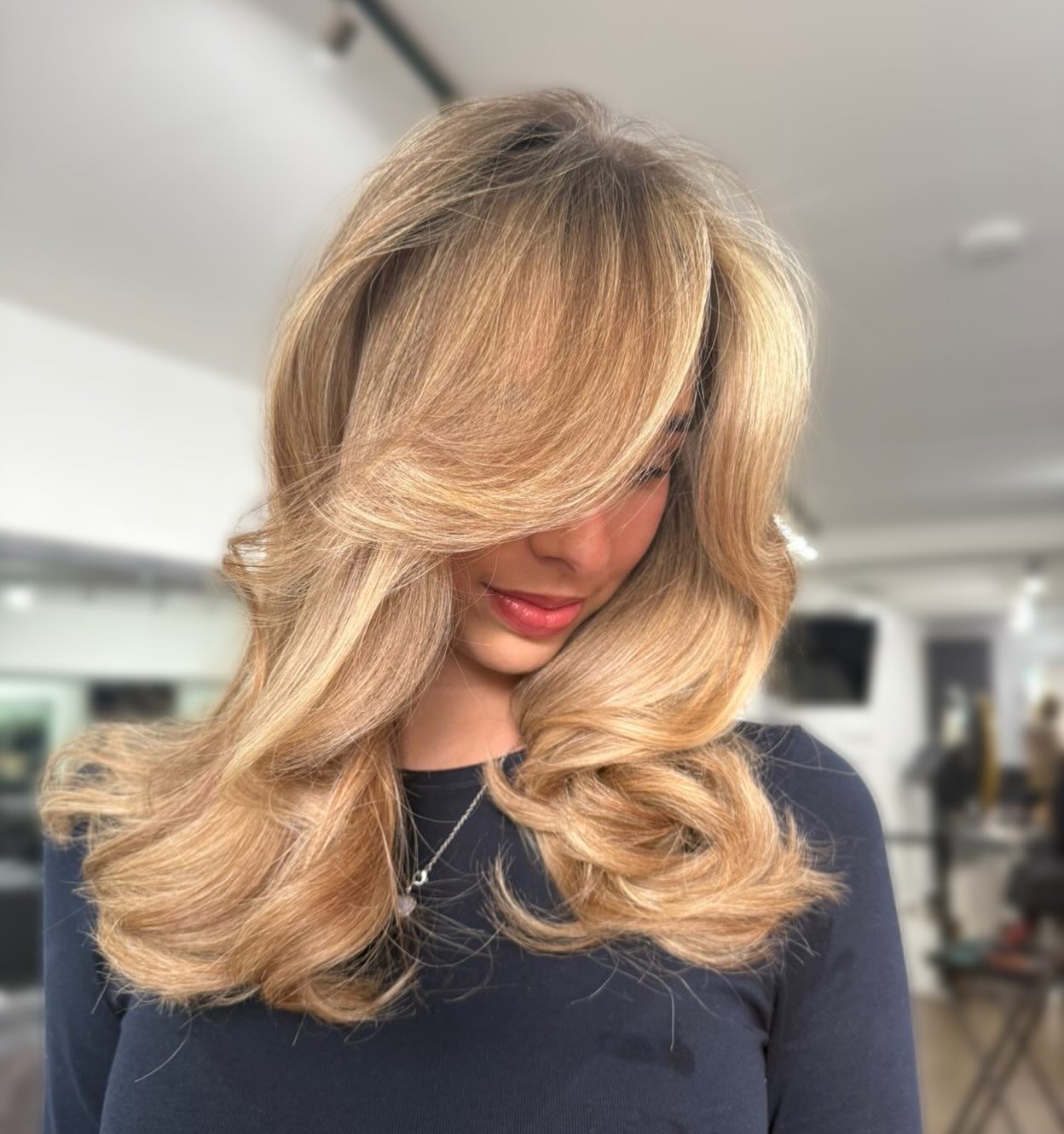 Carly in our Sevenoaks branch has created this stunning balayage finished with a bouncy blowdry! Book with her as soon as possible before she goes on maternity leave 🍼
