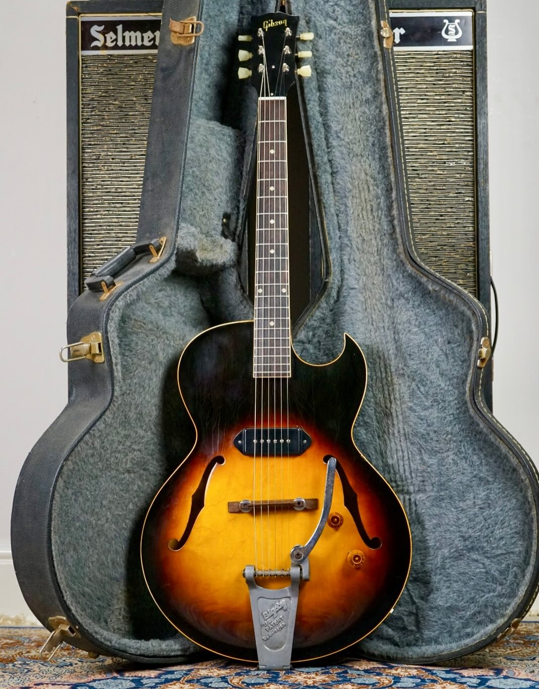 Affordable 50s Gibson alert!
Here we have a beautiful 1956 Gibson ES-22T.
I bought this as an incredibly clean guitar which had been stripped of all its original parts.
I was however fortunate enough to source an original hot 50s P90 (with original ‘UC’ stamped cover), a 60s Bigsby and rosewood bridge and nice repro parts to bring it back to life.
It is now a wonderfully playing, surprisingly versatile 50s hollow body thinline. Free of breaks, in beautiful condition and with a lovely, very comfortable big old 50s neck profile.
Comes with an 80s fitted Gibson TKL hard case.
Yours for £2499.99.