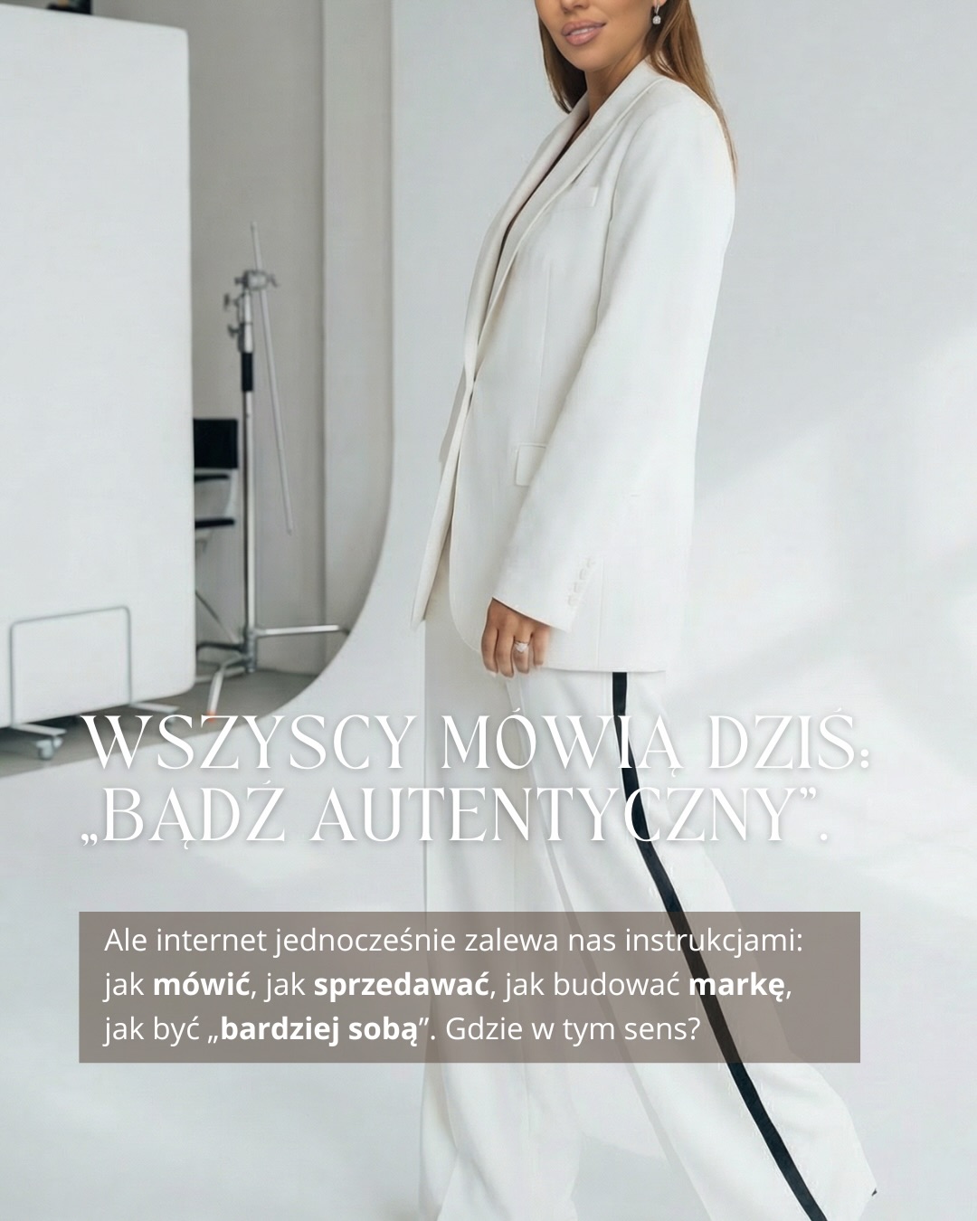 #Autentyczność stała się dziś jednym z najczęściej używanych słów w komunikacji marek i twórców.
I może właśnie dlatego coraz trudniej ją naprawdę rozpoznać.
Bo kiedy wszystko zaczyna być „autentyczne”, „szczere” i „prawdziwe”, łatwo pomylić spójność z dobrze opakowaną strategią.
Coraz częściej obserwujemy też inny mechanizm: budowanie widoczności poprzez krytykę, kontrast, punktowanie cudzych błędów i ustawianie się w pozycji tego, kto „wie lepiej”.
A przecież marka nie musi rosnąć na negacji.
Nie musi stale udowadniać swojej wartości przez porównania i pouczanie.
Najmocniejsza komunikacja nie zawsze jest najgłośniejsza.
Czasem jest po prostu najbardziej spójna.