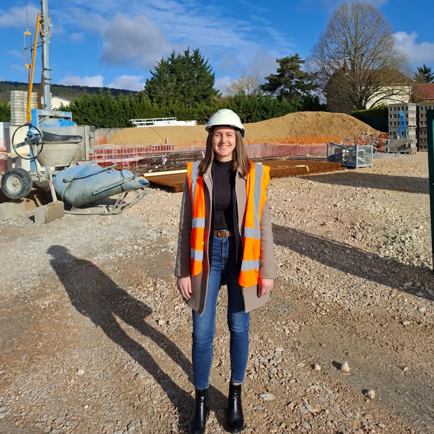 Ce matin, je ne suis pas expert-comptable.
Je suis maître d'ouvrage. Casque obligatoire. 👷♀️
Et honnêtement ?
J'adore ça.
Parce que derrière Madame BNC, les chiffres et les déclarations 2035, il y a une femme qui construit.
Concrètement. Littéralement.
Ce chantier, c'est mon plus beau projet 💙
Et je vais vous embarquer dans l'aventure !
TO DO : apprendre à lire le plan des armatures pour la prochaine réunion de chantier. 📐
#MaisonChambertine #GevreyChambertin