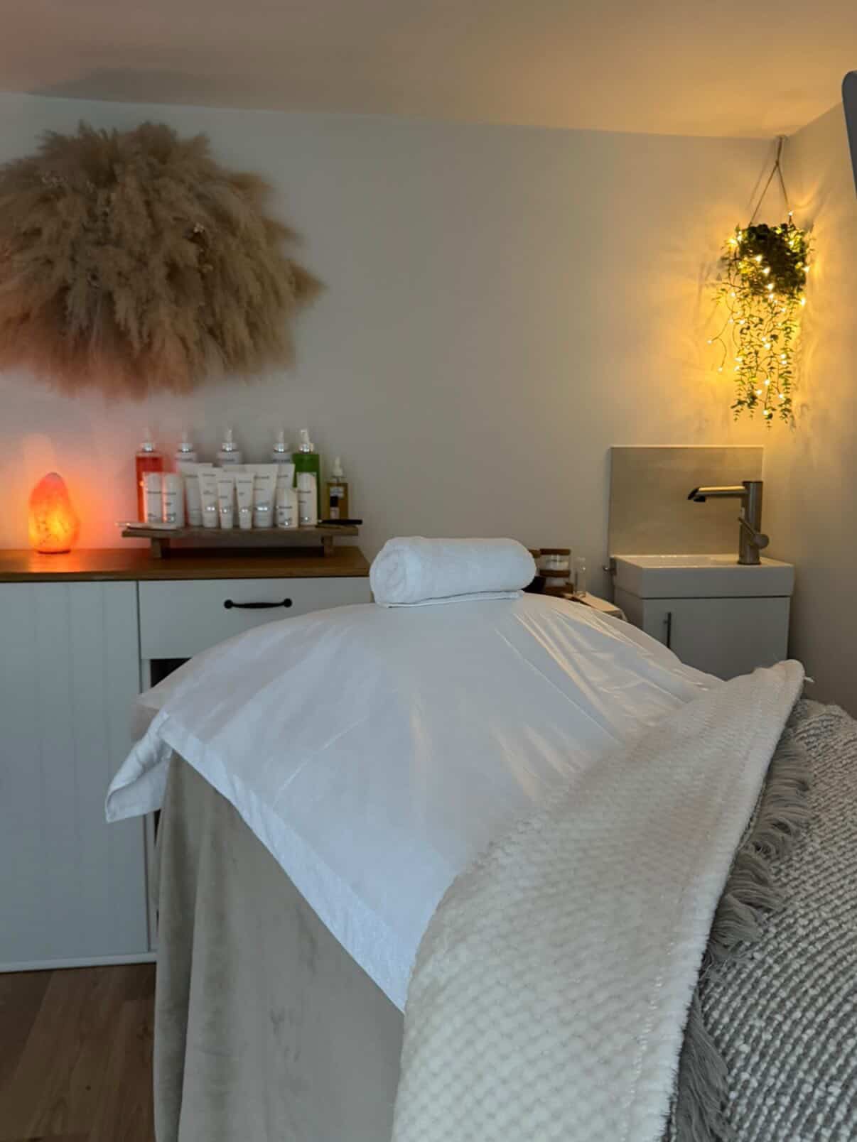 Clinic goals incoming…
Our customer @by__kate_ has created such a calm, welcoming space, and our 400mm vanity unit & basin fits in perfectly 🙌🏼
For many beauty businesses, a sink is essential, but finding something that works for your space and still looks the part can be a challenge.
This compact unit keeps things clean, minimal and functional without taking over the room 👌🏼
✔️ Hot & cold running water
✔️ Consistent pressure every time
✔️ No mains connection needed
✔️ Ideal for smaller spaces
Thanks so much Kate for sharing these photos with us - your space looks beautiful!
#portablesink #beautyspace #clinicgoals #beautyroominspo