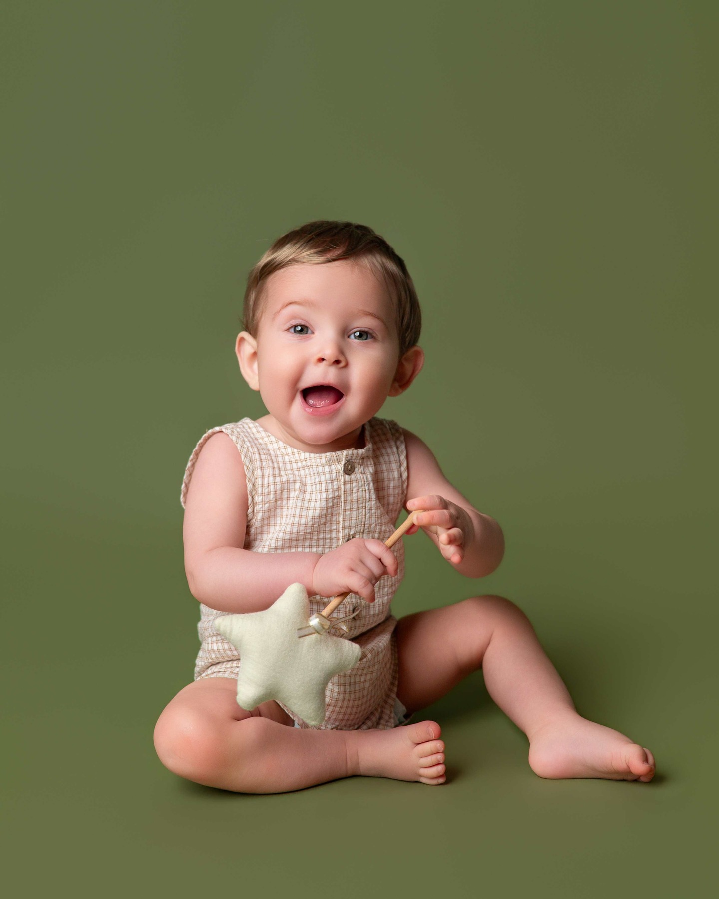 Los 9 meses de Enzo
Hay etapas que pasan volando… y otras que te gustaría pausar un poquito más.
Los 9 meses son ese punto en el que ya no es tan bebé, pero sigue teniendo esa mirada curiosa que lo descubre todo por primera vez.
En este momento todo cambia rápido. Empiezan a moverse más, a expresarse a su manera, a enseñarte un poquito más de quiénes son.
Y poder guardarlo así… es lo bonito de estos recuerdos.
.
.
.
.
.#fotografiabebê #asturiasfotografia #mamas #fotografiainfantil #maternityphotoshoot