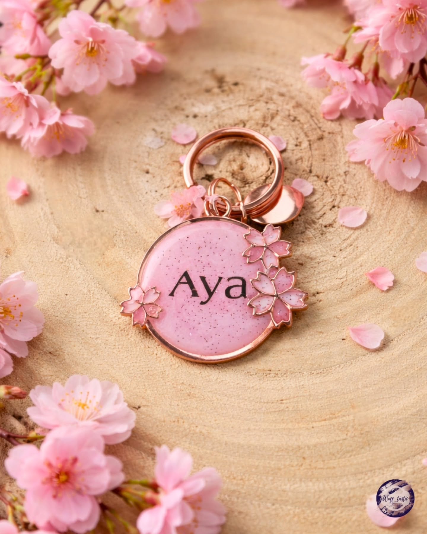 Sakura Blossom 🌸
Diese neuen Marken sind für alle, die es etwas feiner mögen. Inspiriert von Kirschblüten, aber so umgesetzt, dass sie trotzdem alltagstauglich bleiben.
Du bekommst sie in Gold, Silber oder Roségold. Die Gestaltung ist wie immer frei: Name, Farben und Details passe ich genau an deinen Wunsch an.
Auf der Rückseite ist Platz für deine Telefonnummer, schlicht integriert, ohne das Design zu stören.
Ich bin neugierig:
Welche meiner 3 Farbkombis spricht dich am meisten an?
#sakurablossom #kirschblüten #hundeaccessoires #hundeliebe
