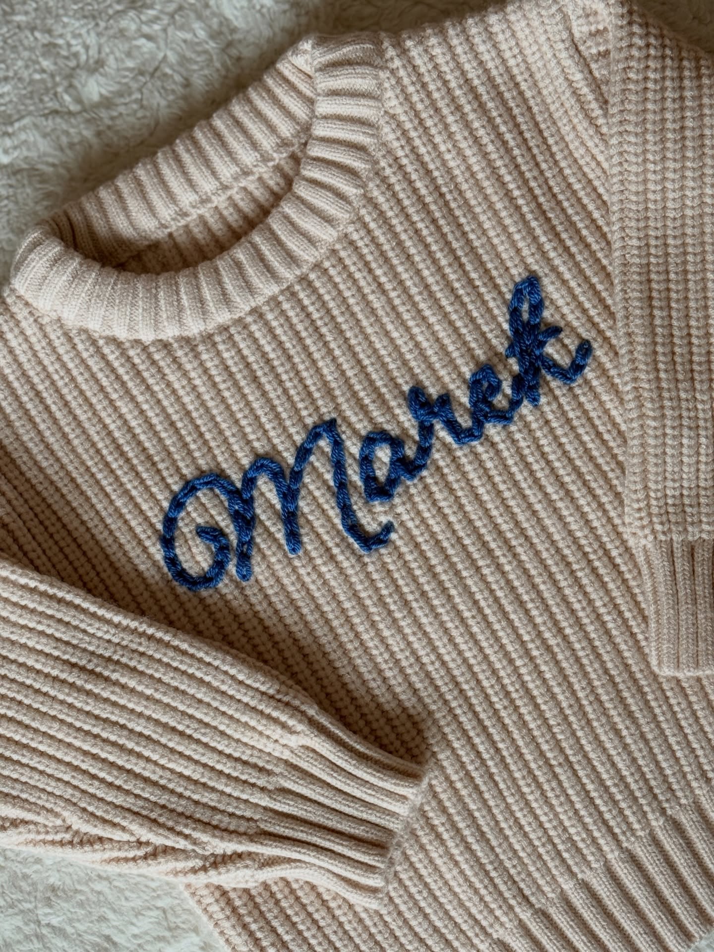 Svetřík se jménem vašeho miminka💙 Ten, který budete jednou držet v ruce a vzpomínat…
na malé ručičky, první úsměvy a to nejněžnější období🥹
Není to jen kus oblečení. Je to vzpomínka, kterou si budete chtít uchovat navždy.