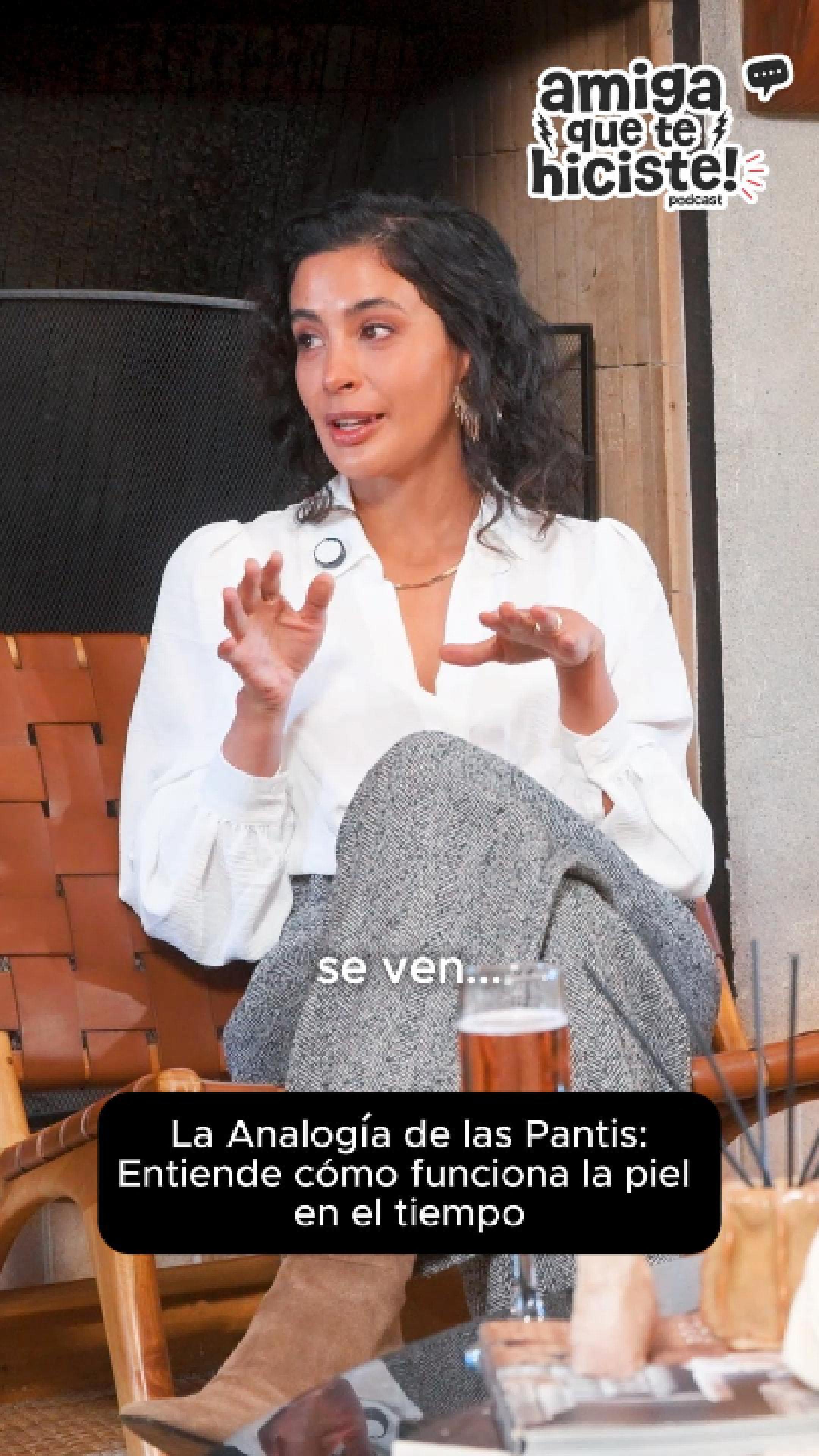 👀 ¿Qué tienen que ver unas pantis con el envejecimiento de la piel?
La Dra. Suárez lo explica con una analogía simple… pero que te va a quedar grabada para siempre.
🧦 La “Analogía de las Pantis” te ayuda a entender cómo la piel pierde firmeza con el tiempo y por qué es clave empezar a cuidarla antes de que se note.
Te dejamos esta cápsula del primer capítulo del podcast “Amiga, ¿qué te hiciste?” 🎙️
Mira el capítulo completo en youtube