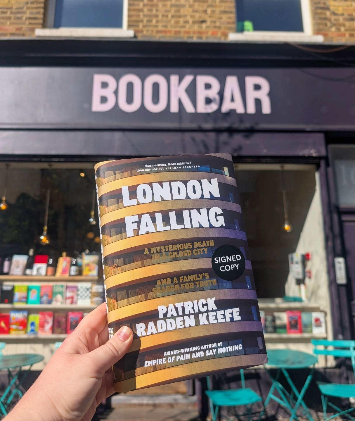 London Falling by @praddenkeefe is out now! And we have ***signed copies***.
It's an unputdownable, plan-ruining book (honestly, you'll want to read it in a sitting). A gripping true story ostensibly about a young man who falls to a tragic death from a London luxury tower block, but becomes an investigation into a darker, corrupt side of London wealth and power.
We absolutely LOVED it. It reads like a thriller and is perfect for those who love investigative journalism, or even novels like David Szalay's Flesh. Radden-Keefe is the prize-winning author of Say Nothing and Empire of Pain and one of the most accomplished non-fiction writers of his generation. We can't think of anyone who wouldn't be gripped by this brilliant story.