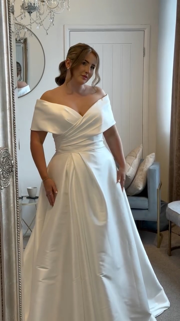 You’ve just discovered Bedfordshire’s dreamiest bridal boutique
Piper & Eve 🤍
…and suddenly, your Pinterest board comes to life. From hand-picked designer gowns to the kind of one-on-one experience that makes you feel like the only bride in the world, this little slice of bridal heaven is where “yes to the dress” becomes unforgettable. Whether you’re after timeless elegance or modern romance, it’s all waiting for you. Trust us – your dream dress is calling. Book your appointment now and let the magic begin! 💕🫶🏽
Want to book an appointment? 💕
Visit our website & book online | Website link in bio
📍Bedfordshire
@piperandevebridal
www.piperandeve.co.uk
#bride #weddingdress #bedfordshireweddings #justinalexander #stellayork
Model - @glowybychloe
Content - @captured_by_claudia_
Hair - @pollybridalhair