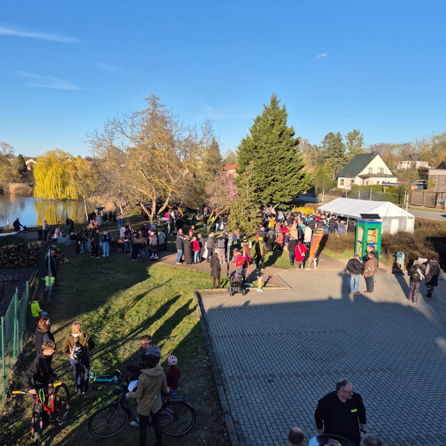 🔥 Osterfeuer in Lehnin 🔥
Was für ein schöner Abend! Am vergangenen Samstag durften wir gemeinsam mit euch ein tolles Osterfeuer in Lehnin erleben. Bei guter Stimmung, leckerem Essen und knisterndem Feuer wurde viel gelacht und die Zeit genossen. ✨
Ein besonderes Highlight: Der Kessel war wieder stimmungsvoll beleuchtet und hat für eine ganz besondere Atmosphäre gesorgt. 💡🔥
Ein großes Dankeschön an alle, die dabei waren und diesen Abend so besonders gemacht haben! 🙌
Wir freuen uns schon aufs nächste Mal! 🔥🐣
#osterfeuer🔥 #Lehnin #Feuerwehrverein #gemütlicherabend #licht