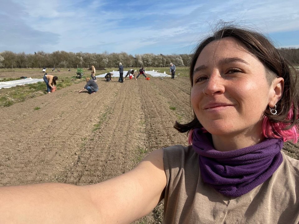 Heute war unsere 1. Mitgliederaktion in diesem Jahr: Zwiebelstecken unter fachkundiger und liebevoller Anleitung von Lucy und Christian aus unserem Gartenteam. Die gemeinsame Pause durfte natürlich nicht fehlen. Hat Spaß gemacht und das Wetter war perfekt.
