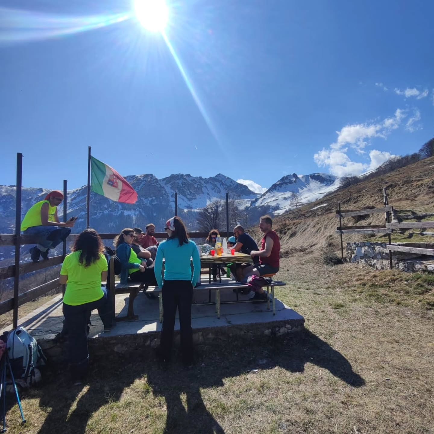 Grigliata di Pasquetta al Rifugio Silvietto!!! Si ritorna in Valdinferno dopo il bellissimo Capodanno per festeggiare di nuovo tutti insieme; a questo giro con la neve solamente a fare da cornice in una bellissima giornata quasi estiva. ☀️