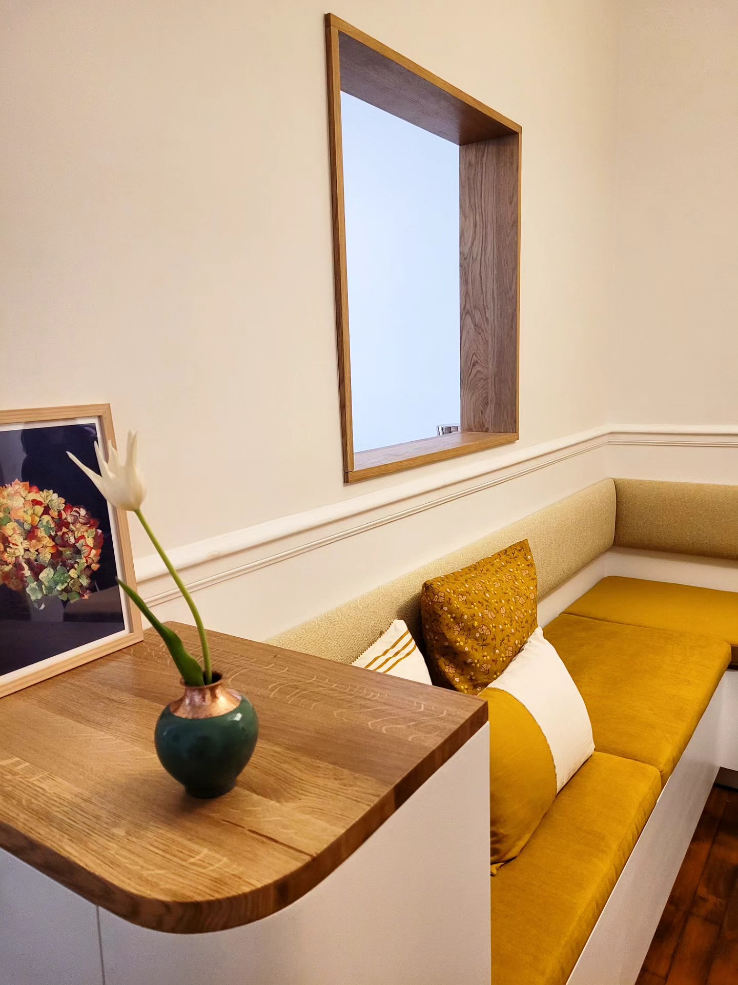 Projet TRETAIGNE
L'arrivée de cette banquette est en réalité plus qu'une assise. Alors vous allez me dire, il y a aussi du rangement complémentaire. Oui, aussi.
Mais surtout elle apporte quelque chose de plus intime : pouvoir recevoir chez soi famille, amis et partager en toute simplicité.