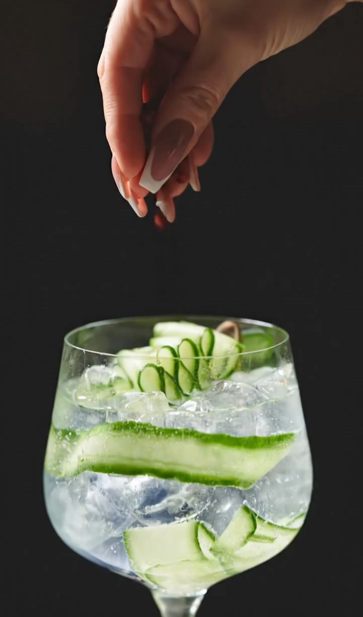 Friss, letisztult, karakteres. 🥒✨
Egy korty, ami egyszerre hűsít és felébreszt – uborka, jég és egy csipet elegancia minden részletben.
#cocktail #ginandtonic #freshdrink #drinkstagram #mixology #premiumdrinks #refreshing #summerdrink #instacocktail