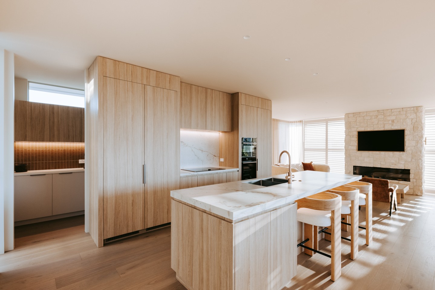 A kitchen shaped by clarity and restraint.
Clean architectural lines and a calm material palette define the main space, allowing the design to remain refined. Beyond it, the scullery operates discreetly behind the scenes, supporting the working rhythm of the kitchen while keeping the primary space open and uncluttered.
A thoughtful balance of design and function.
Discover the full Coastal Modernist project via the link in bio.
Architecture: @carnachan_architecture
Interiors: @shawdesign.nz
Kitchen: @vekartnz
Photography: @boundlessvisionnz
#CalleyHomes #CoastalModernist #KitchenDesign #ArchitecturalHomes #DesignAndBuild #NZArchitecture #LuxuryHome #ModernCoastal #KitchenArchitecture #NZBuilder